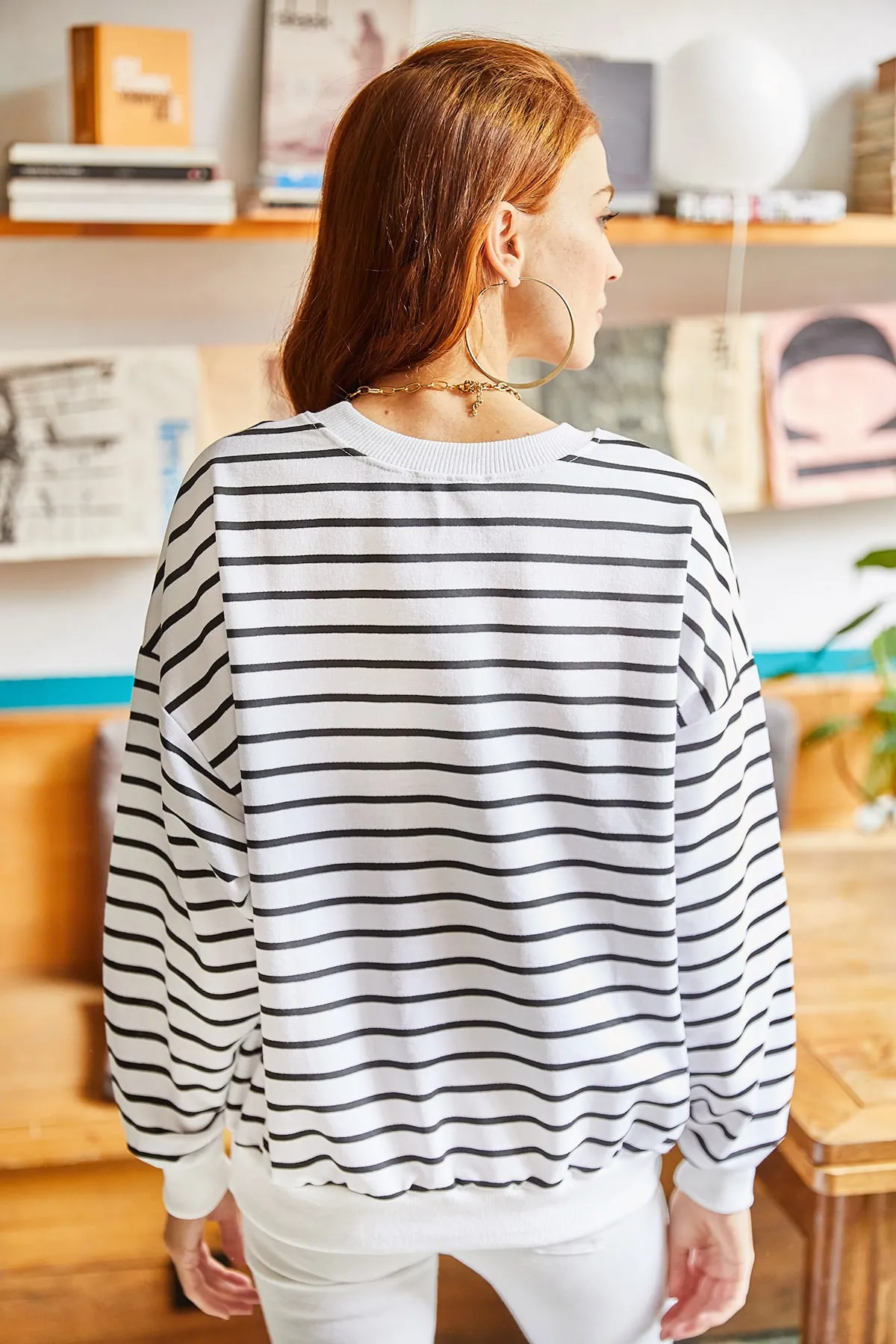 Olalook  Weiß-schwarz gestreiftes Basic-Sweatshirt für Damen mit weicher Struktur, lässig, SWT-19000457