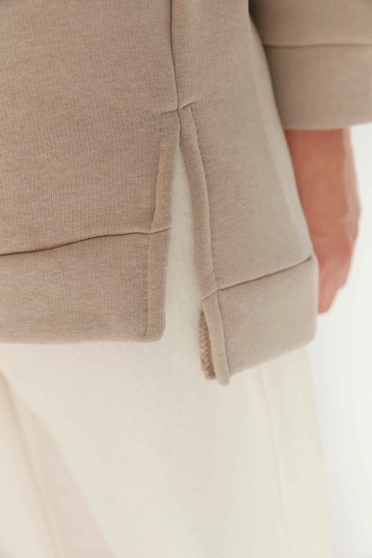Trendyol Modest  Leichtes, nerzfarbenes, detailliertes Basic-Strick-Sweatshirt mit Schlitz TCTAW23TW00011