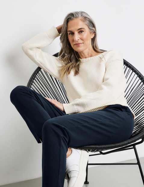 Moderner Strickpullover mit Lochstrickdetails