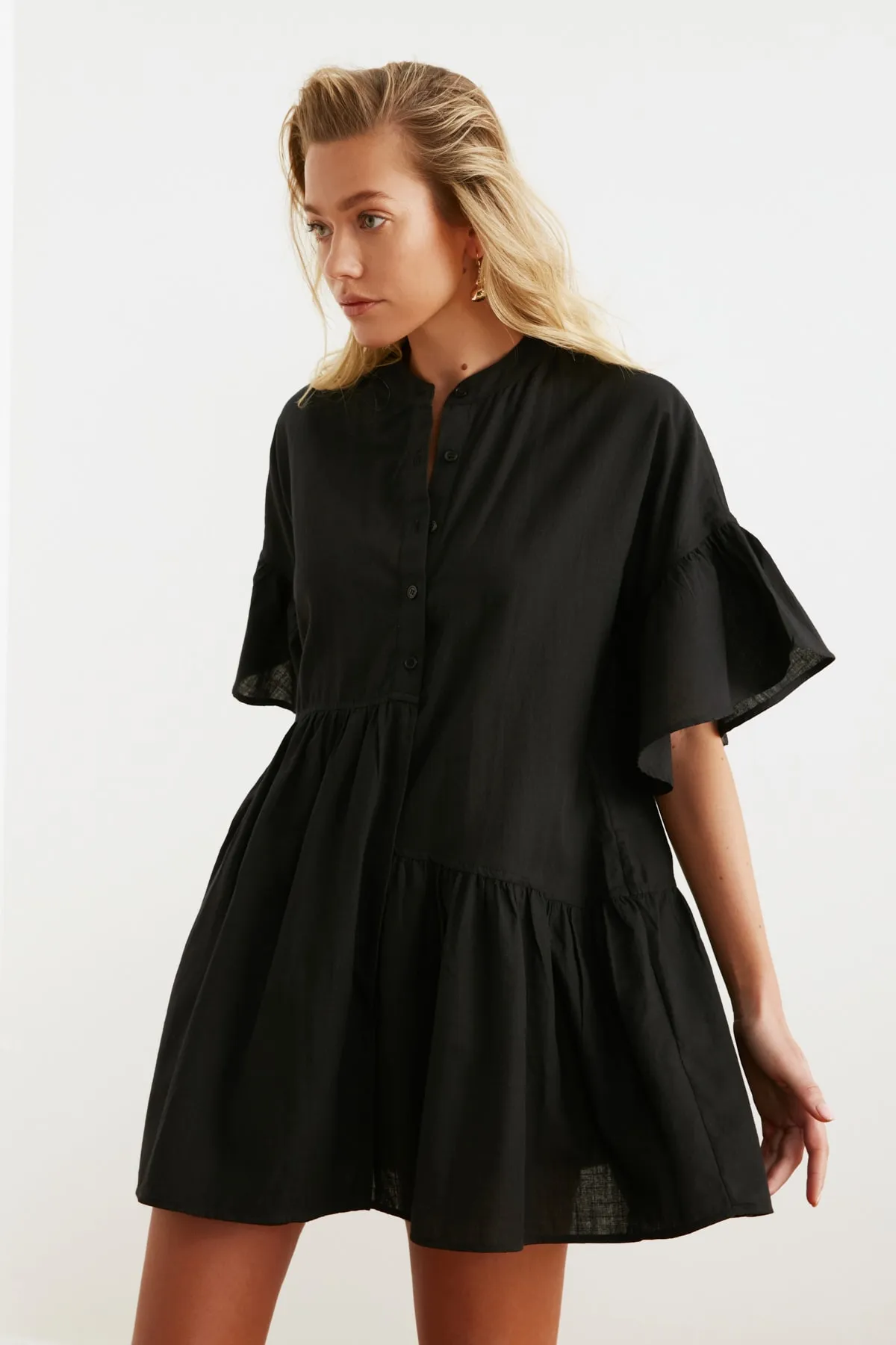 Trendyol Collection  Schwarzes, weit geschnittenes Mini-Strandkleid mit gewebtem Volant aus 100 % Baumwolle TBESS20EL0873