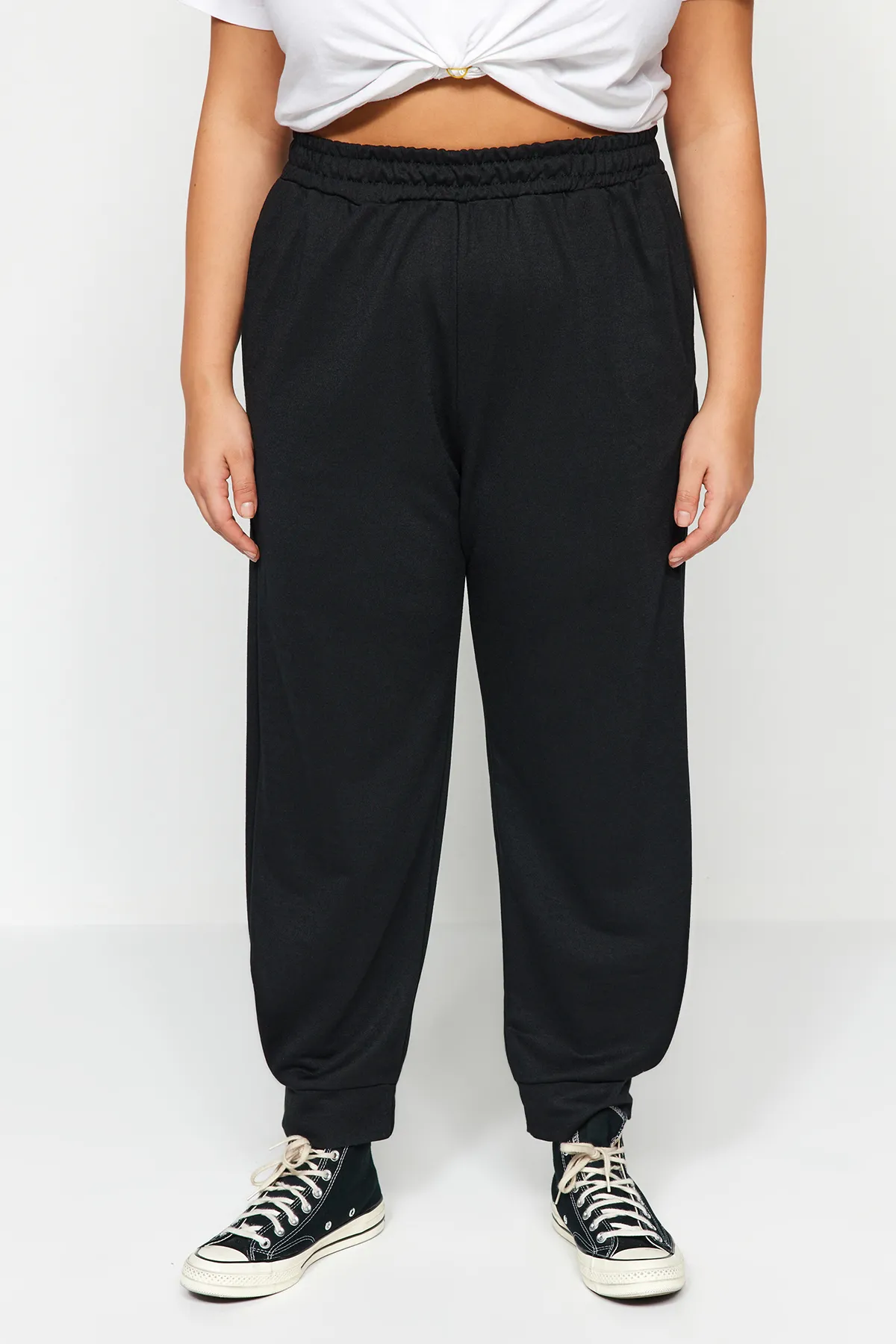 Trendyol Curve  Schwarze dünne Jogger-Strick-Jogginghose TBBAW24AJ00011