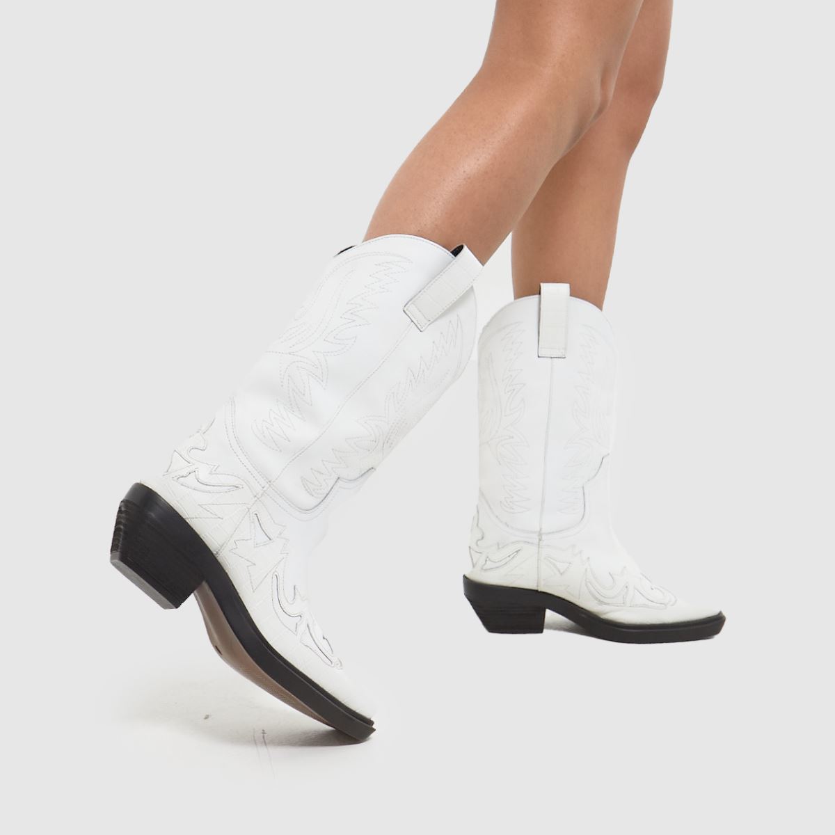 Schuh Dora – Vita westernstövlar i läder med knähöga klackar