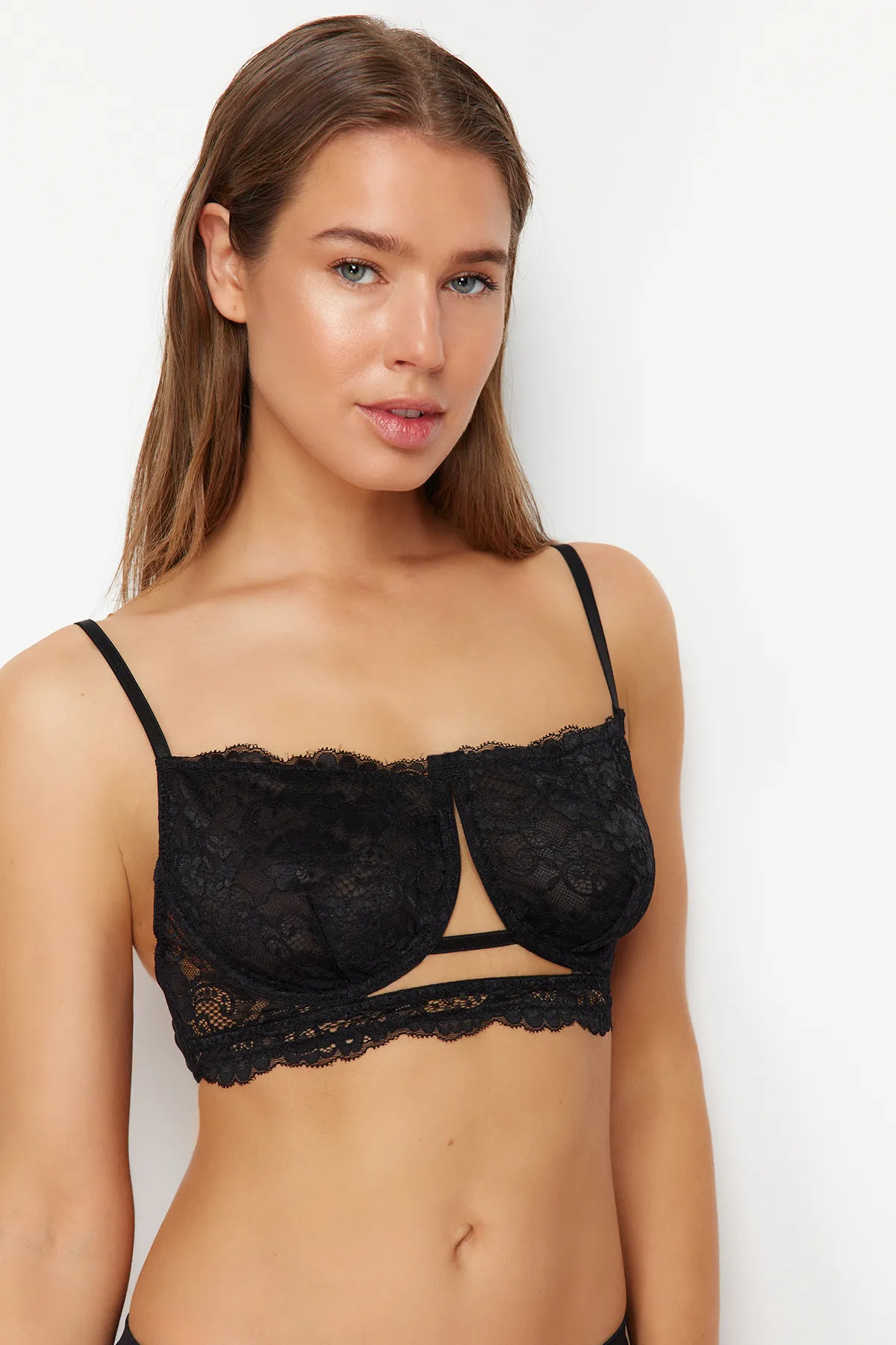Trendyol Collection  Schwarzer Spitzen-Bustier-BH mit Trägern und ohne Kappe, Strick-BH THMSS24SU00034