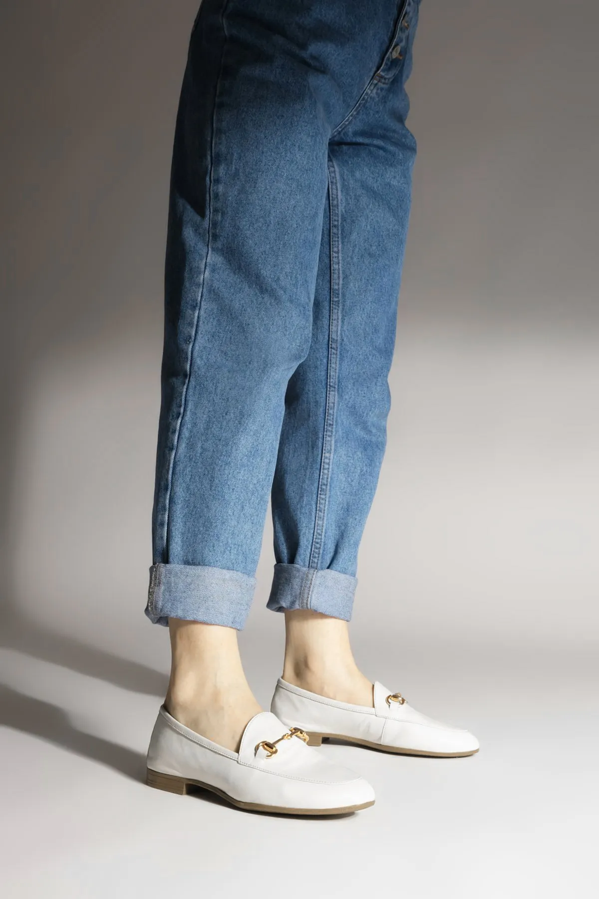 Marjin  Damen-Freizeitschuhe aus echtem Leder mit Kette in Tanle-Beige