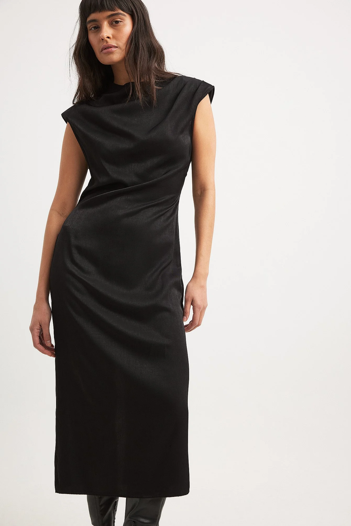 Midikleid mit Trichterausschnitt und offenem Rücken