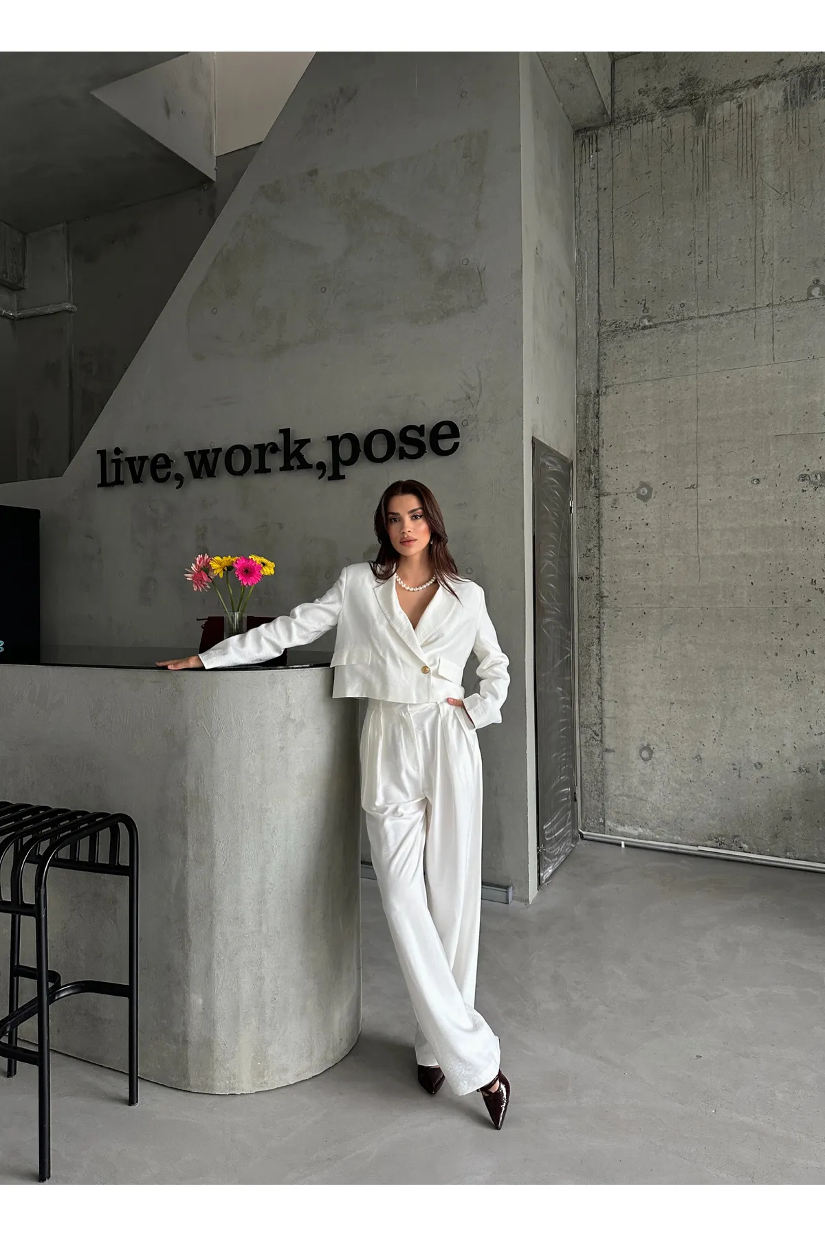 Laluvia  Ecrufarbenes, zweireihiges Set aus kurzer Jacke und Palazzo-Hose
