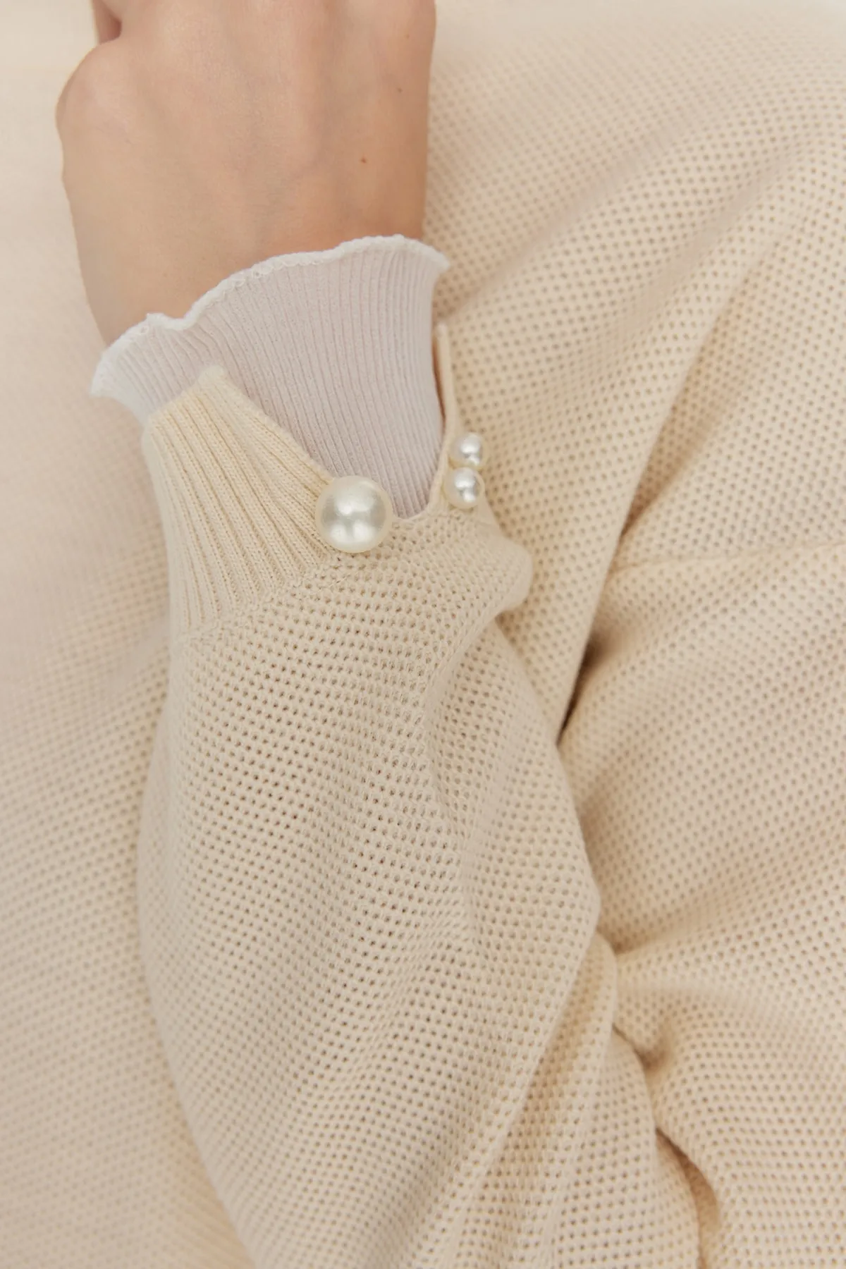 Trendyol Modest  Strickpullover mit Perlendetails und Steinärmeln TCTAW23AK00027