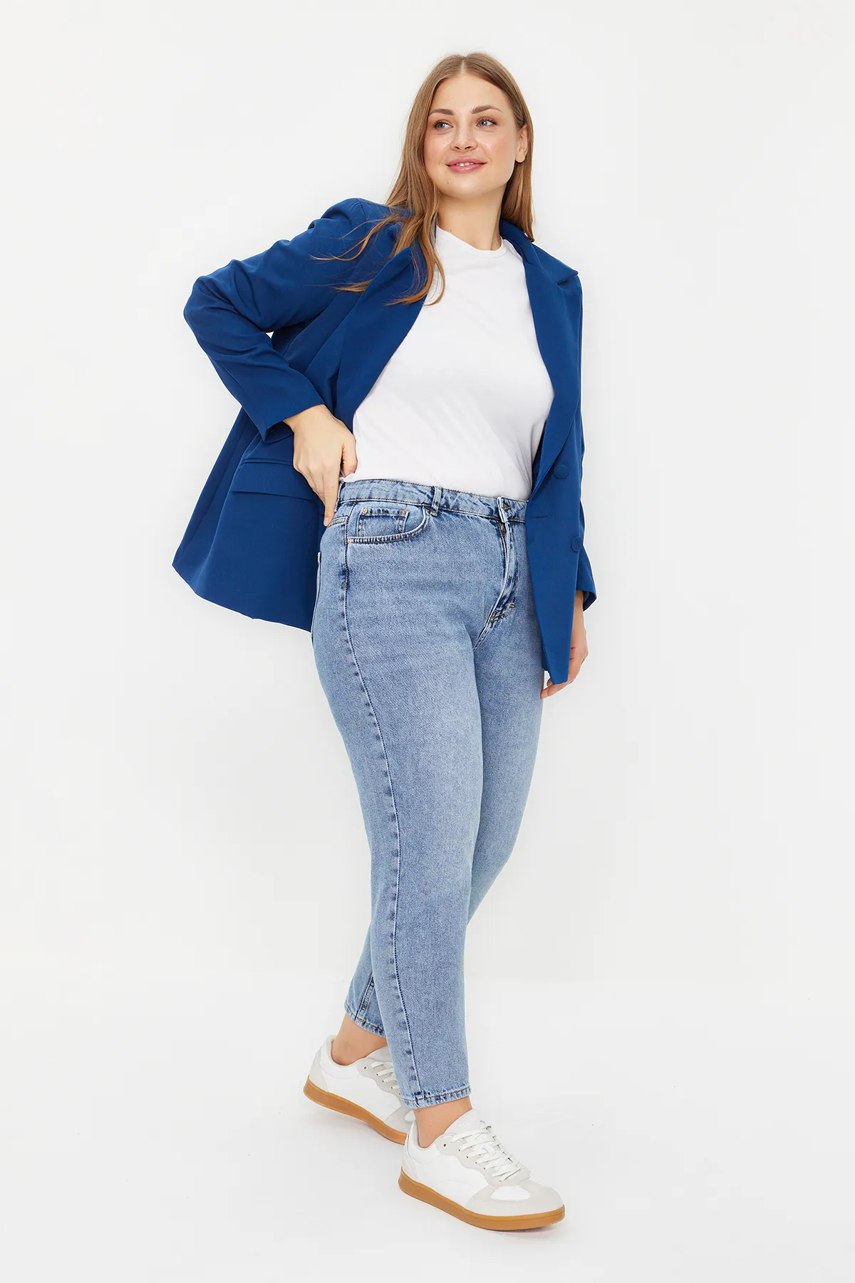 Trendyol Curve  Hellblaue High-Bel-Mom-Jeans TBBAW24CJ00075