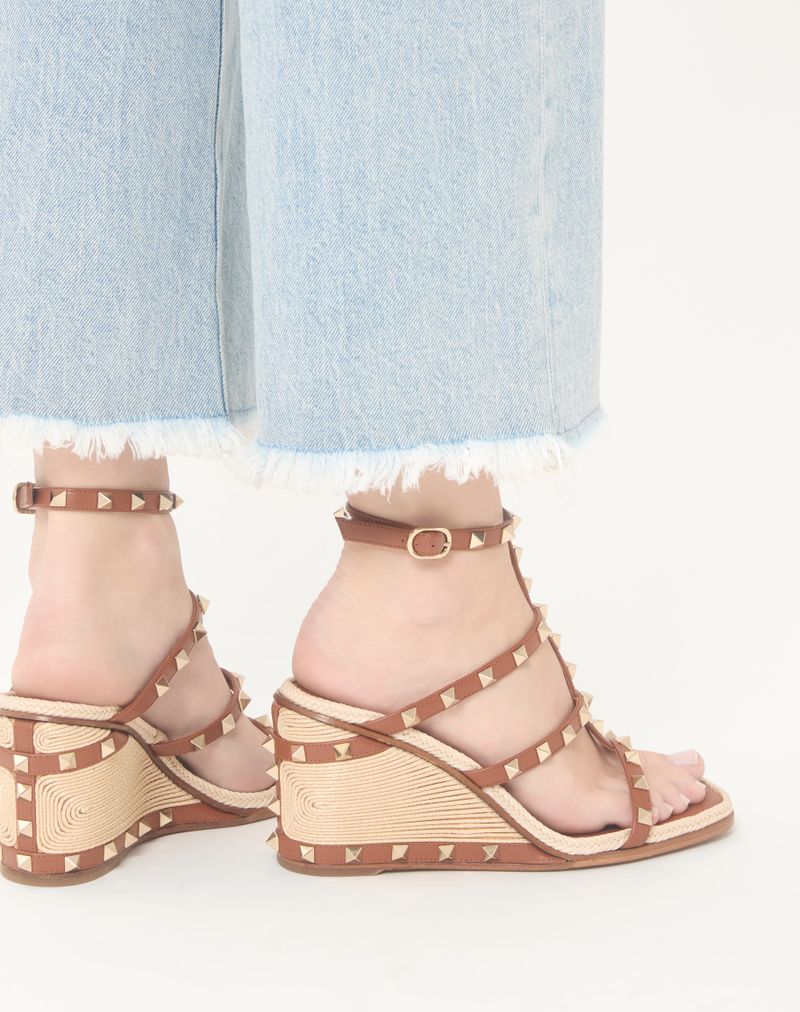 Rockstud kilehæl i kalveskind med kornet broderi 80 mm