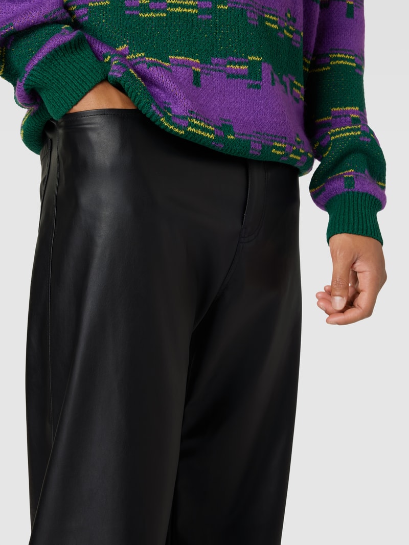Lederhose mit Eingrifftaschen in schwarz