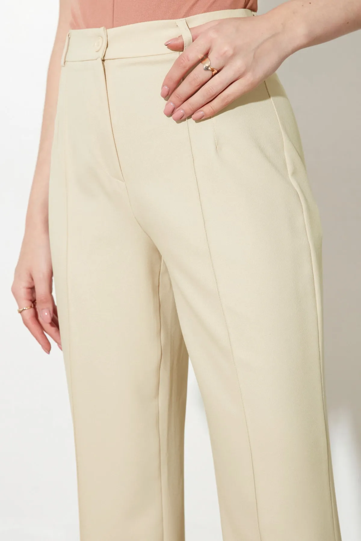 Trendyol Collection  Beigefarbene, gerade, gerippte, genähte Webhose mit hoher Taille TWOSS21PL0093