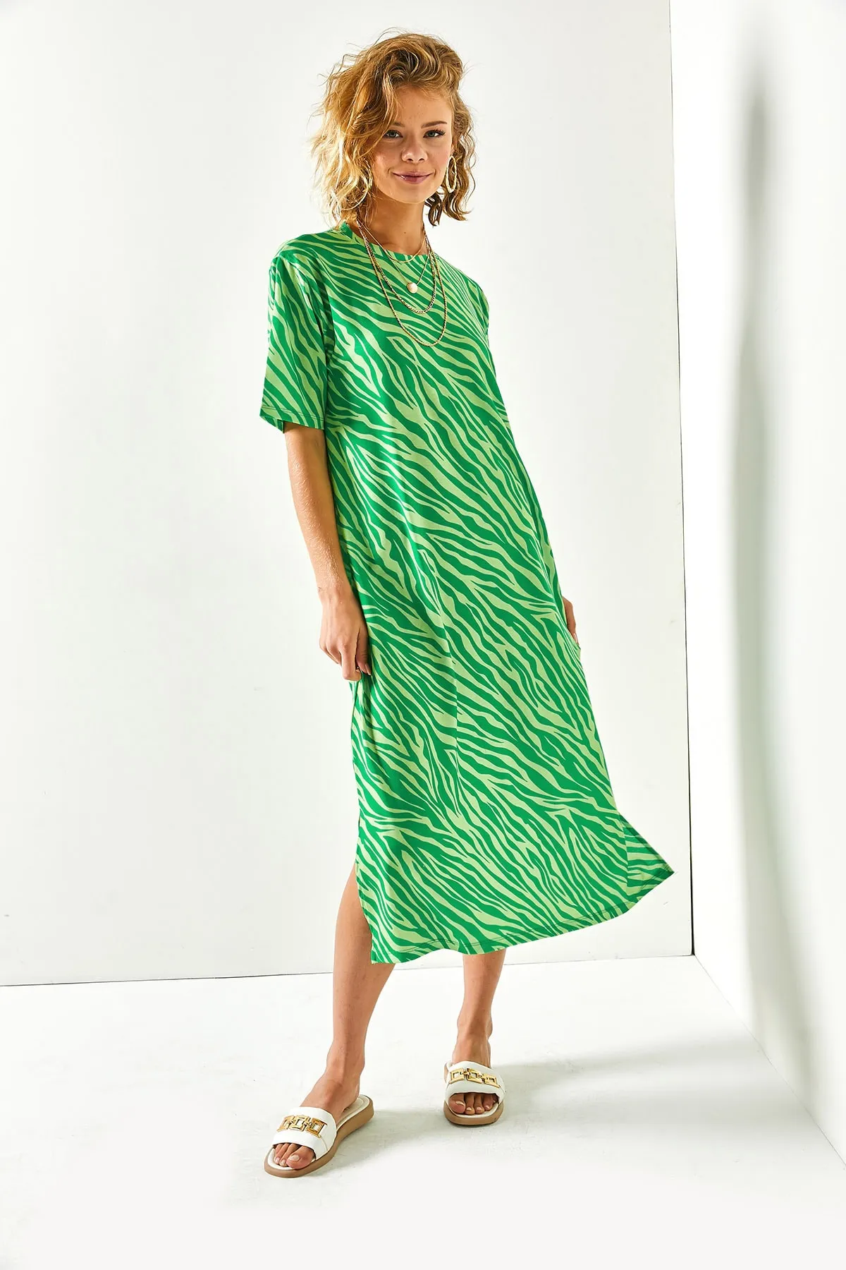 Olalook  Viskosegrünes, seitlich geschlitztes Oversize-Baumwollkleid für Damen ELB-19001880