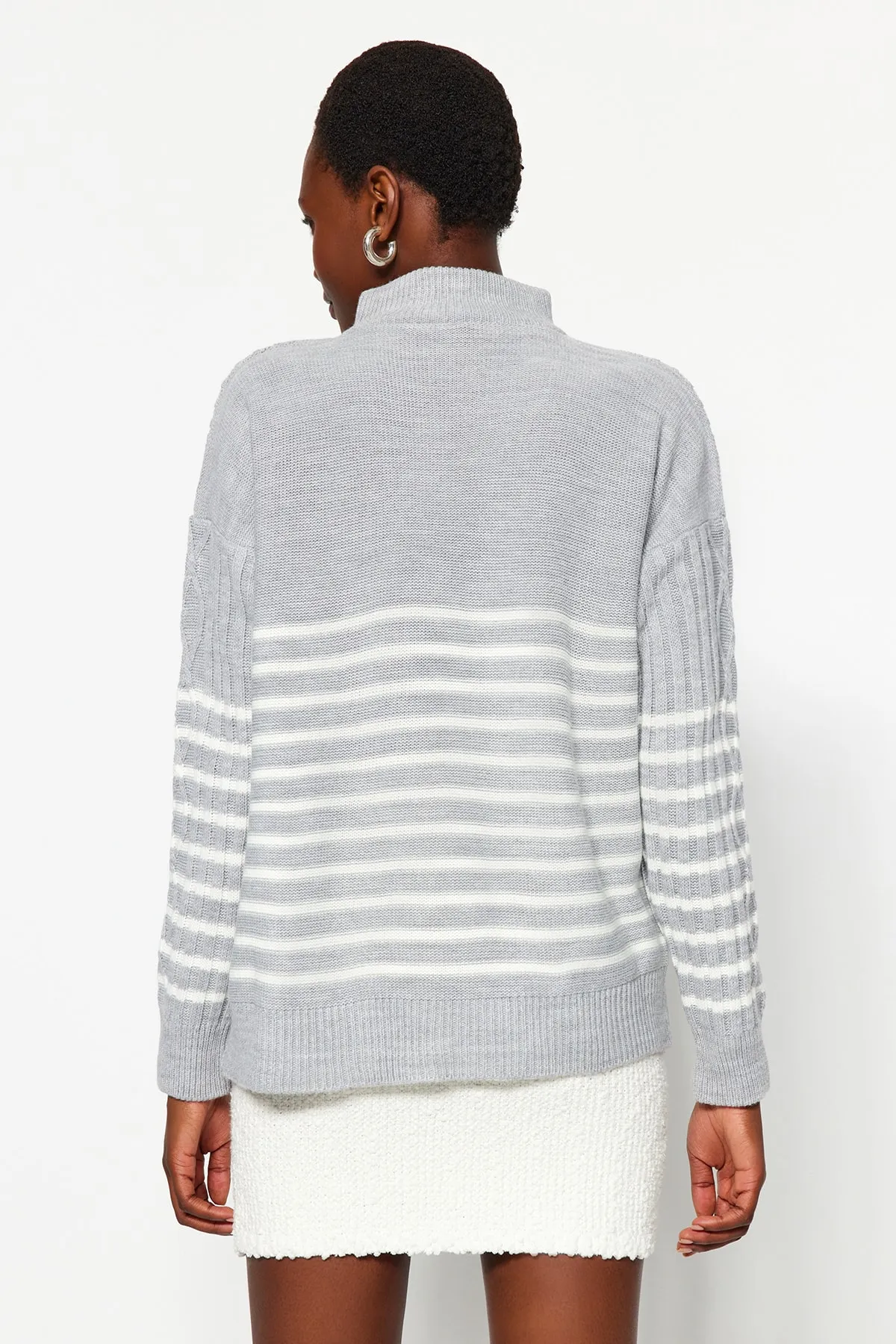 Trendyol Collection  Grauer Strickpullover mit weiter Passform TWOAW22KZ0020