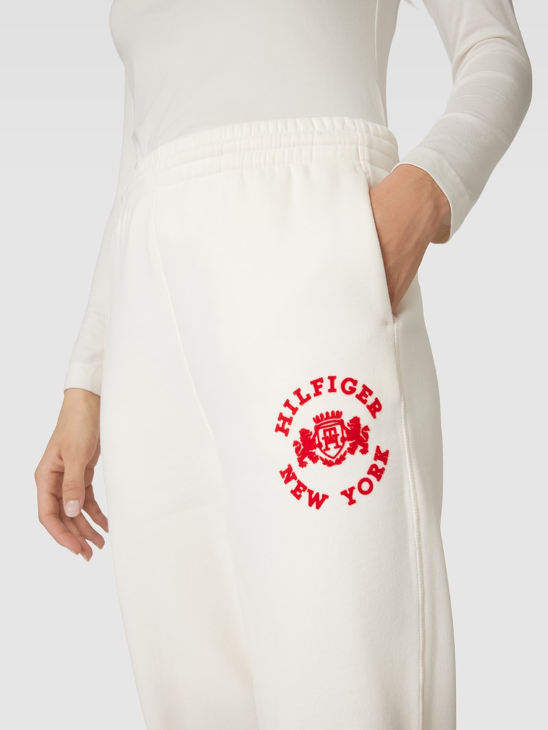 Sweatpants mit Label-Detail Modell 'VARSITY FLOCK' in ecru