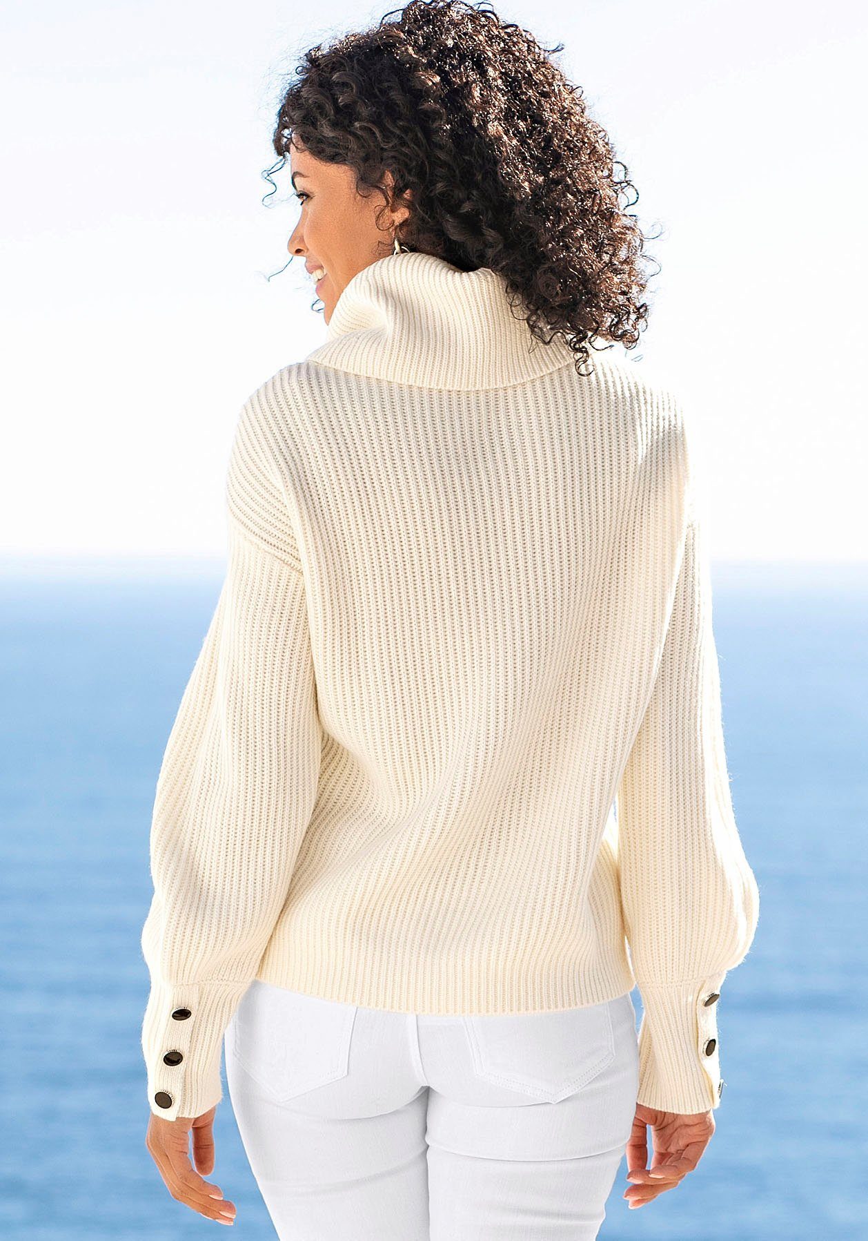 LASCANA Rollkragenpullover mit Zierknöpfen am Ärmelabschluss