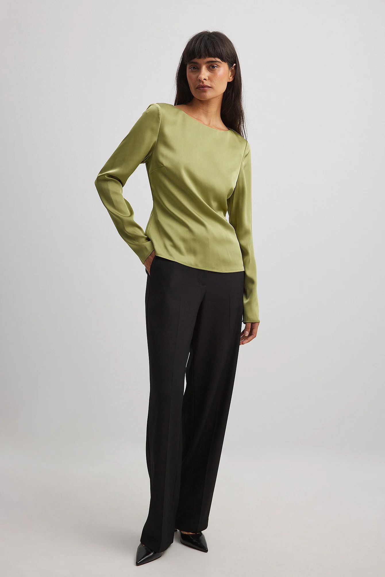 Asymmetrische Bluse mit offenem Rücken