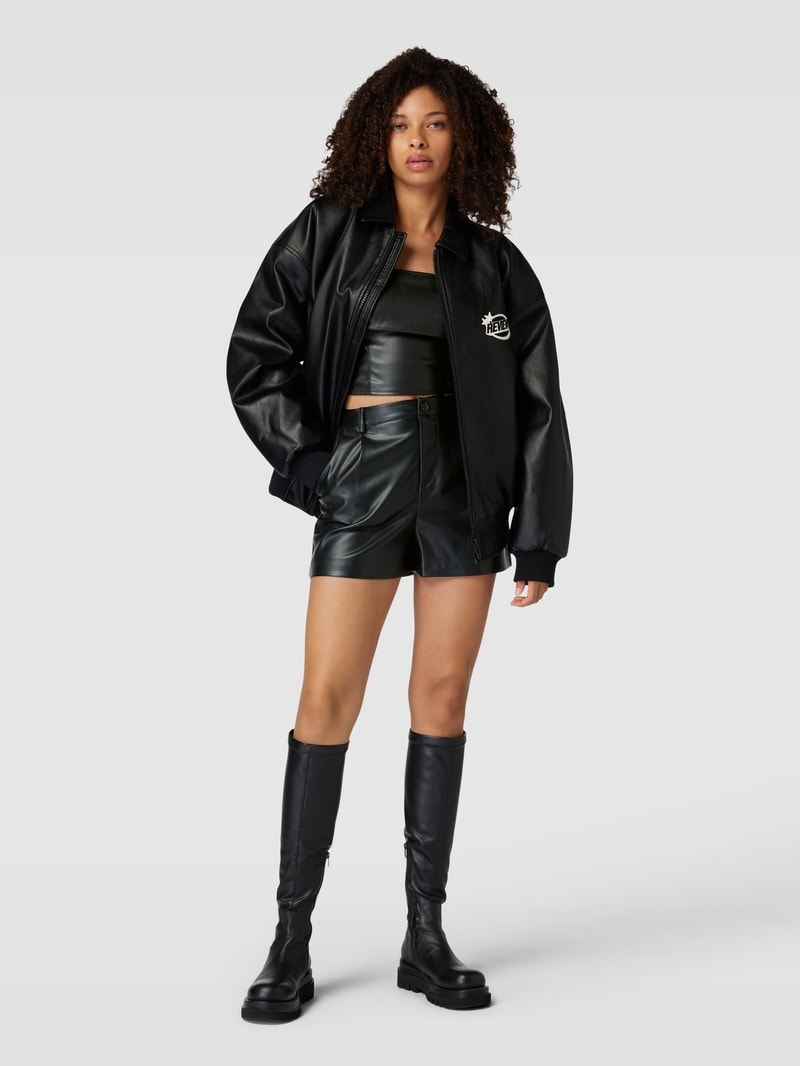 Shorts mit seitlichen Eingrifftaschen in schwarz
