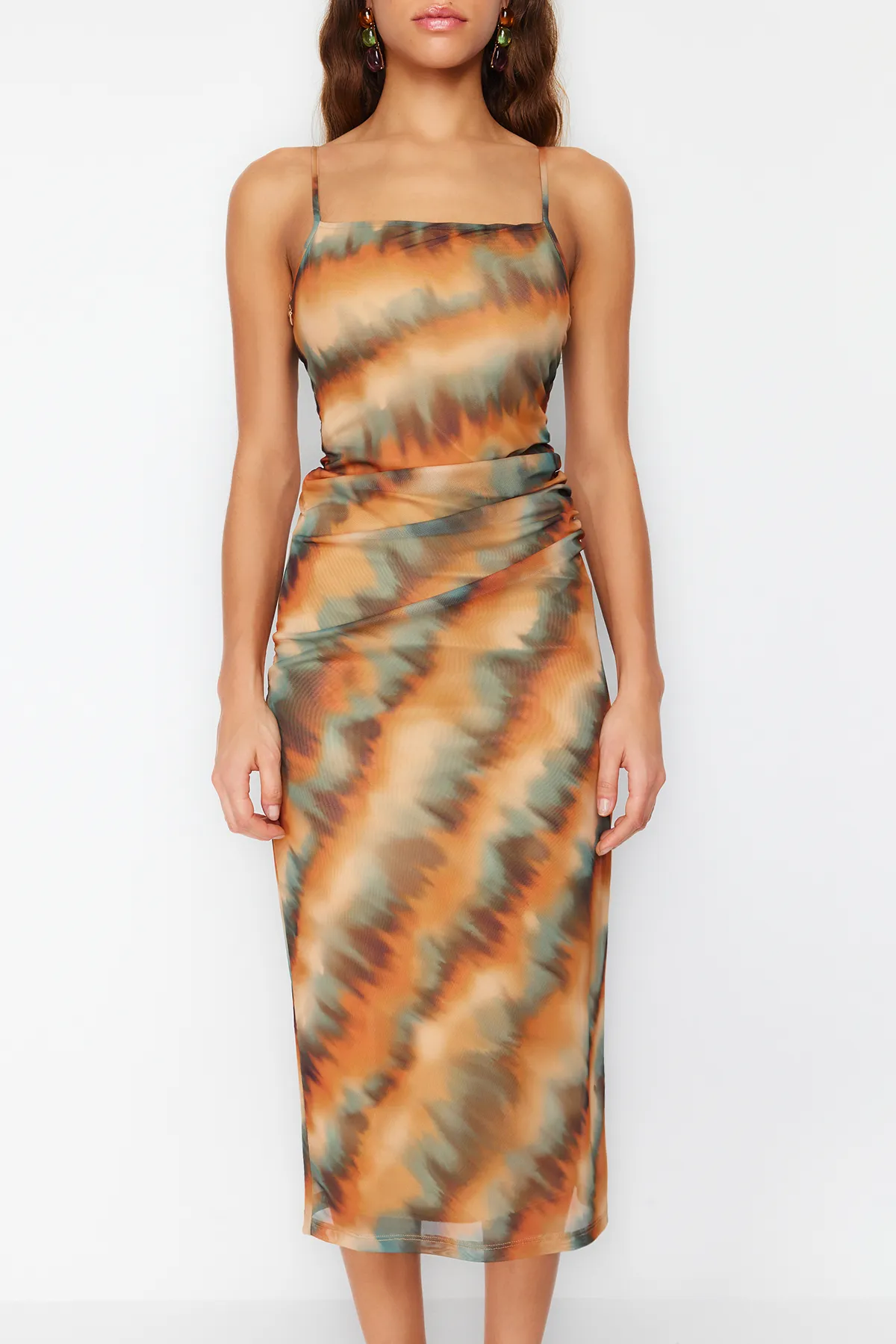 Trendyol Collection  Gefüttertes Tüllkleid mit mehrfarbigem Farbverlaufsmuster TPRSS24EL00011