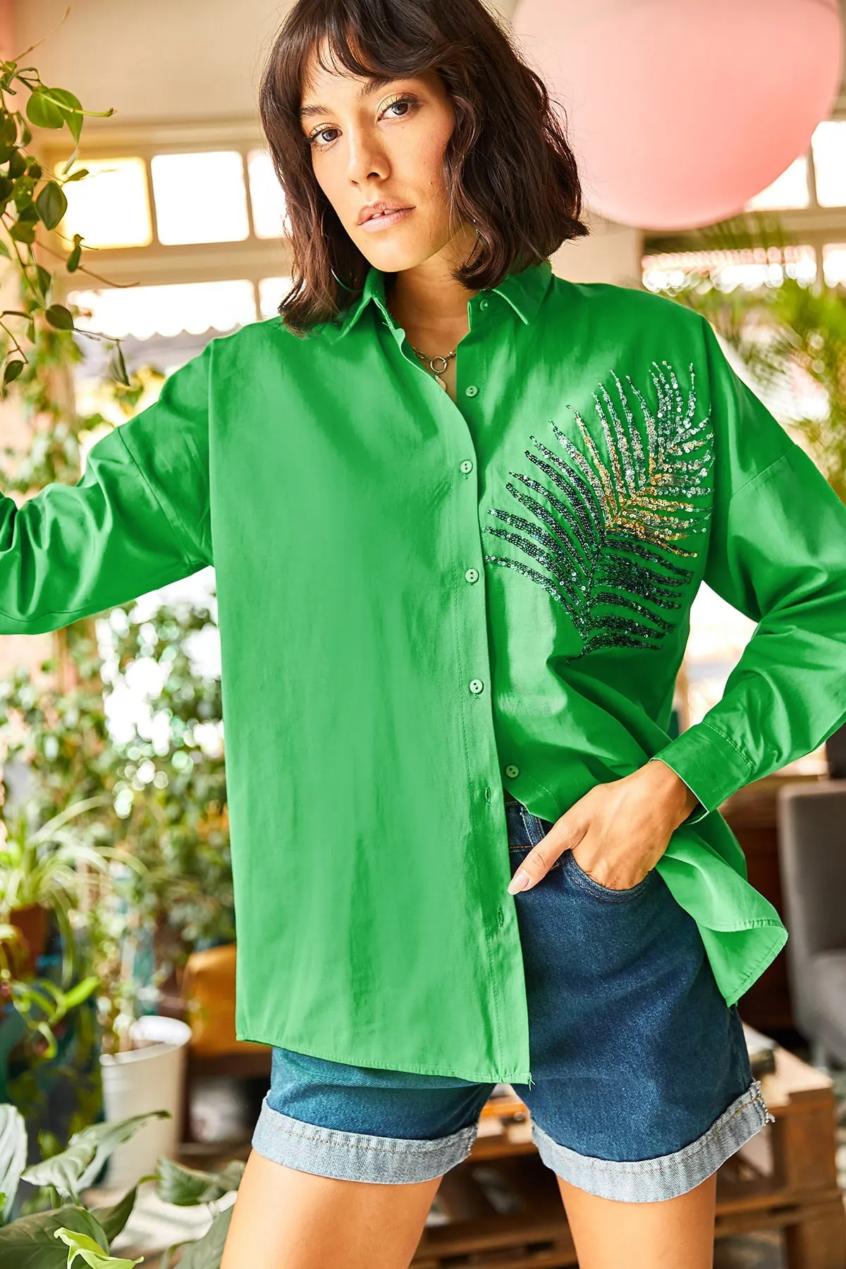Olalook  Damen Oversize-Hemd aus gewebter Popeline mit Palmen-Paillettendetail, Grasgrün, GML-19001016