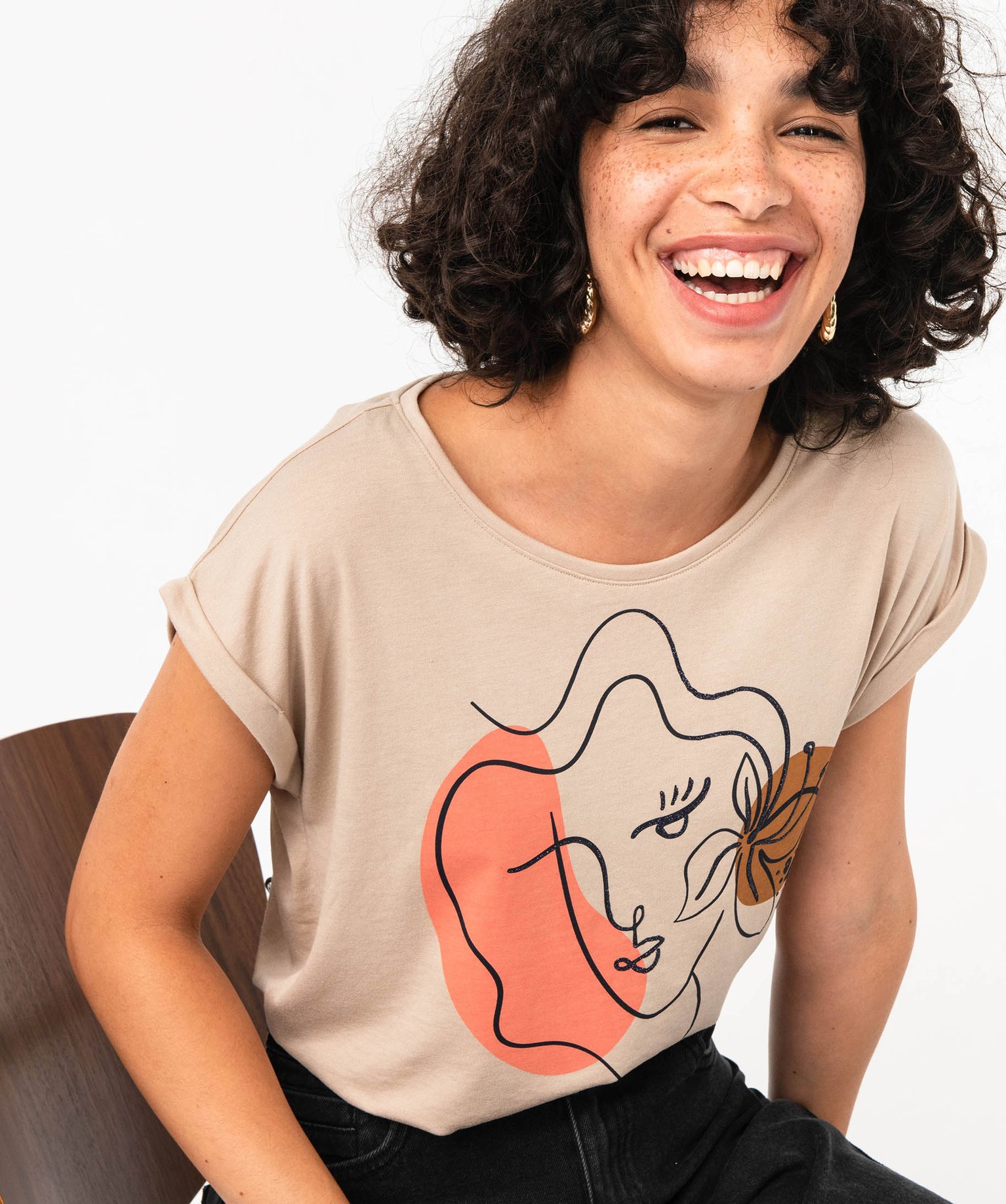 Tee-shirt à manches courtes avec motif fleuri femme beige | GEMO