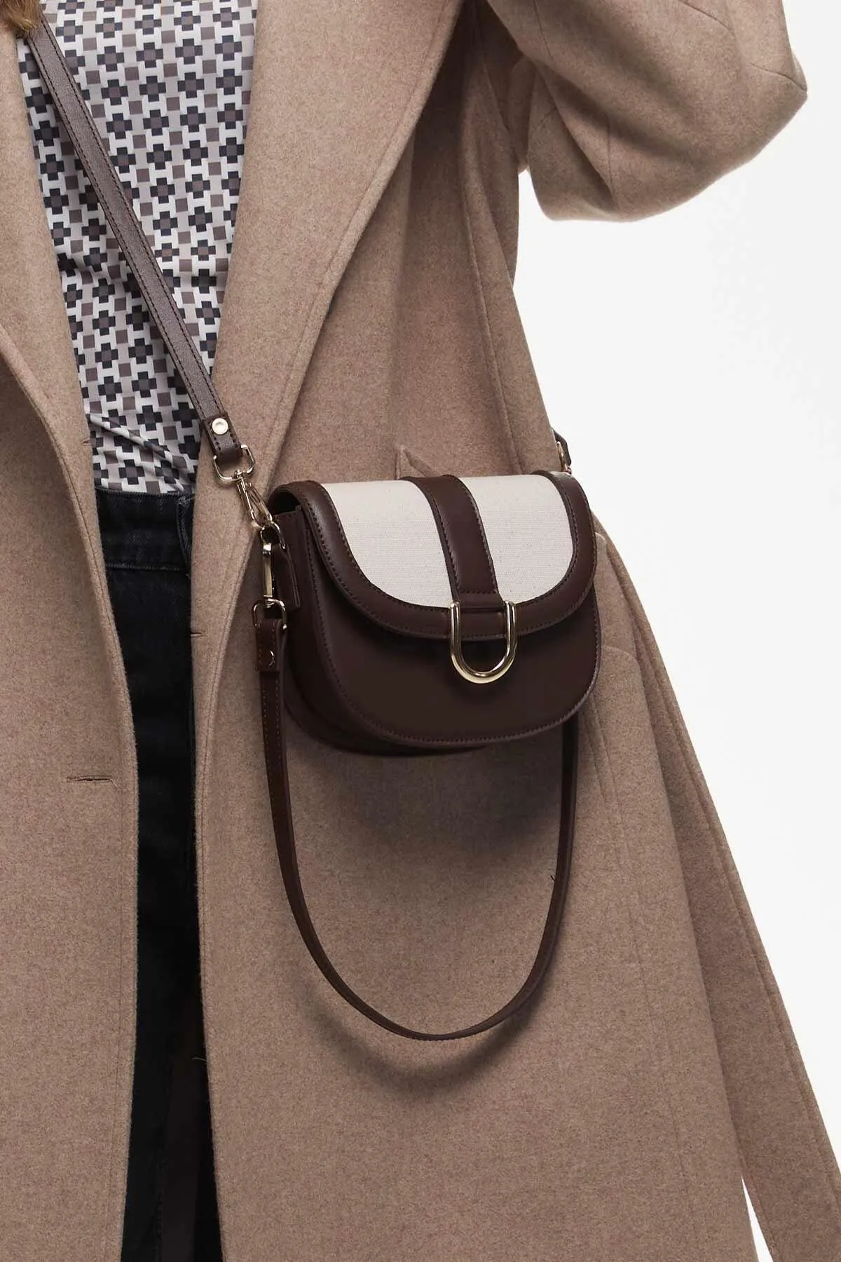 Manuka  Canvas-Tasche mit detaillierter Schnalle in Braun