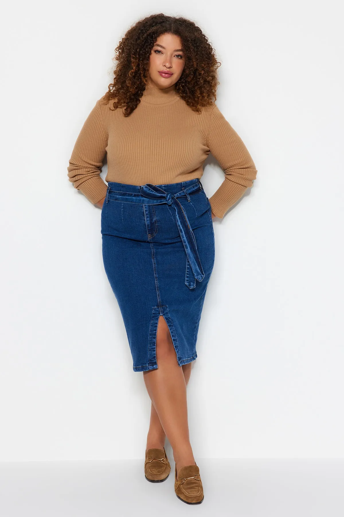 Trendyol Curve  Hellblauer, geschlitzter Jeansrock mit hohem Bund und Gürtel TBSSS23AZ00017