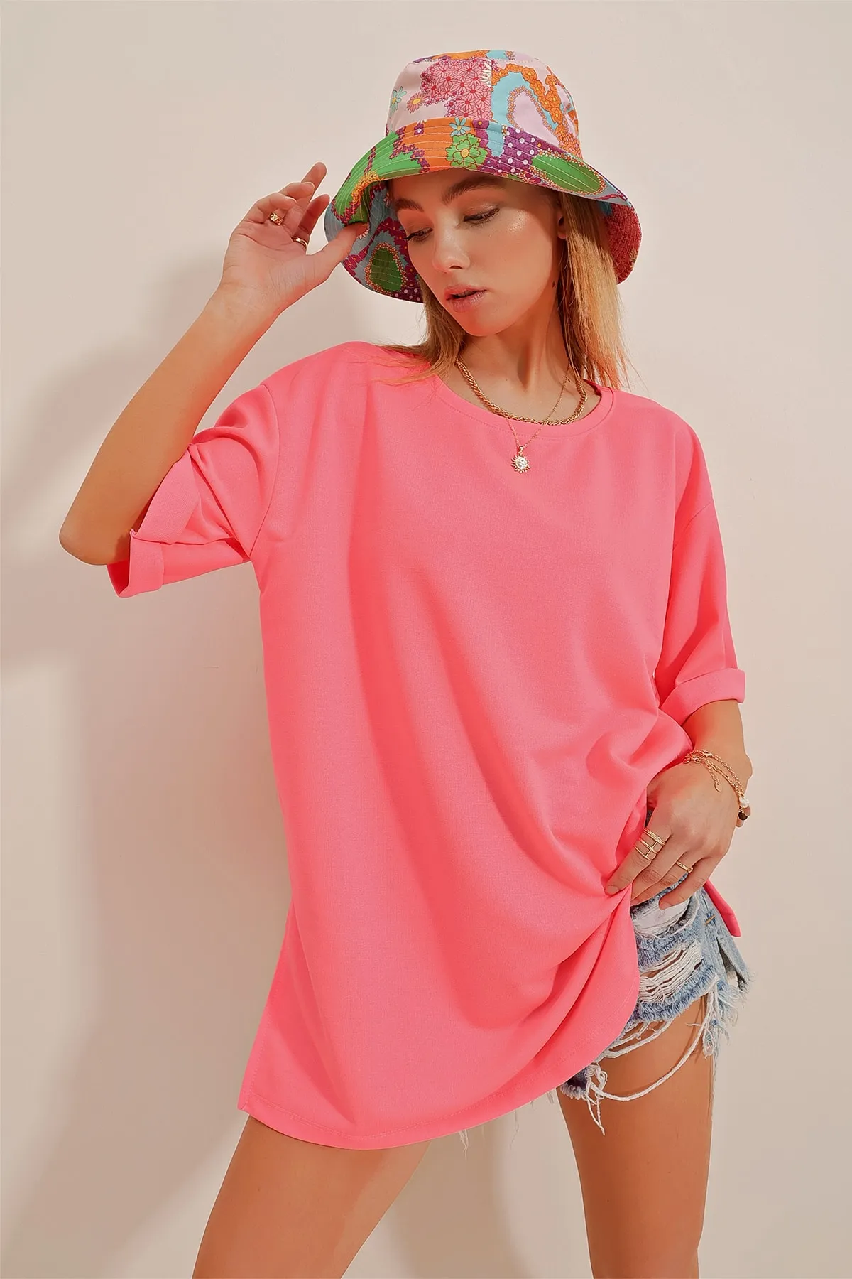 Trend Alaçatı Stili  Damen-T-Shirt in Bonbonrosa mit Rundhalsausschnitt, doppelten Ärmeln, zwei Fäden und seitlichen Schlitzen, Oversize-T-Shirt ALC-X7871