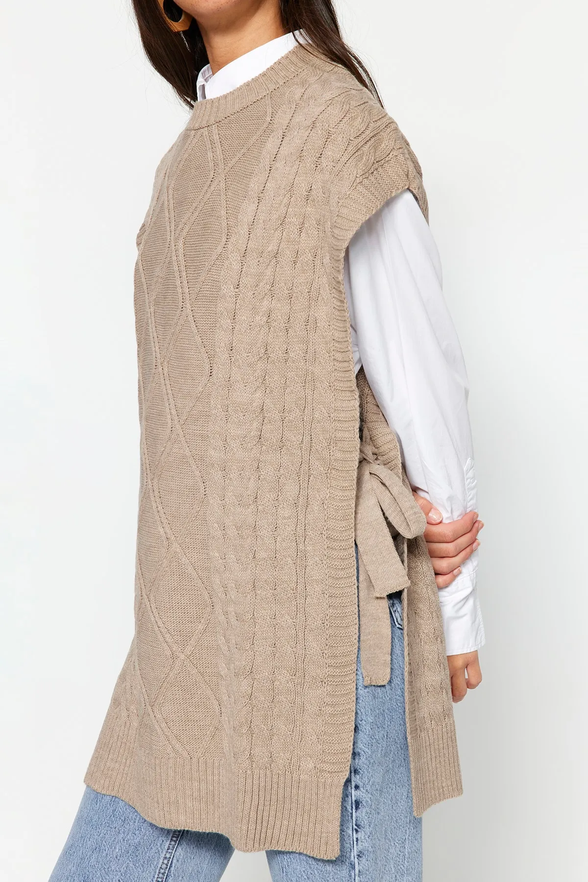 Trendyol Modest  Steinfarbener geflochtener Strickpullover mit Bindeband an der Taille TCTAW22UV0018