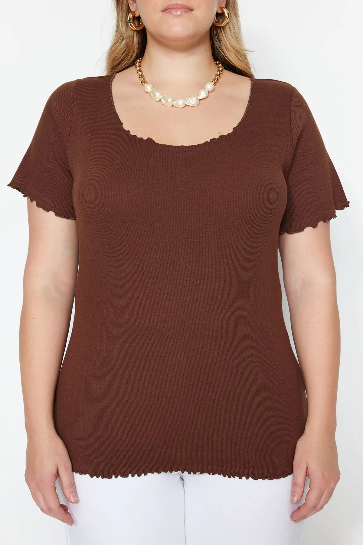 Trendyol Curve  Braunes, schnurgebundenes Strick-T-Shirt mit U-Ausschnitt TBBSS23BF00010