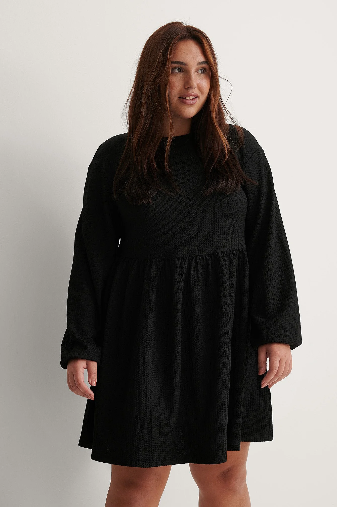 Recyceltes Kleid mit Knote-Detail am Rücken