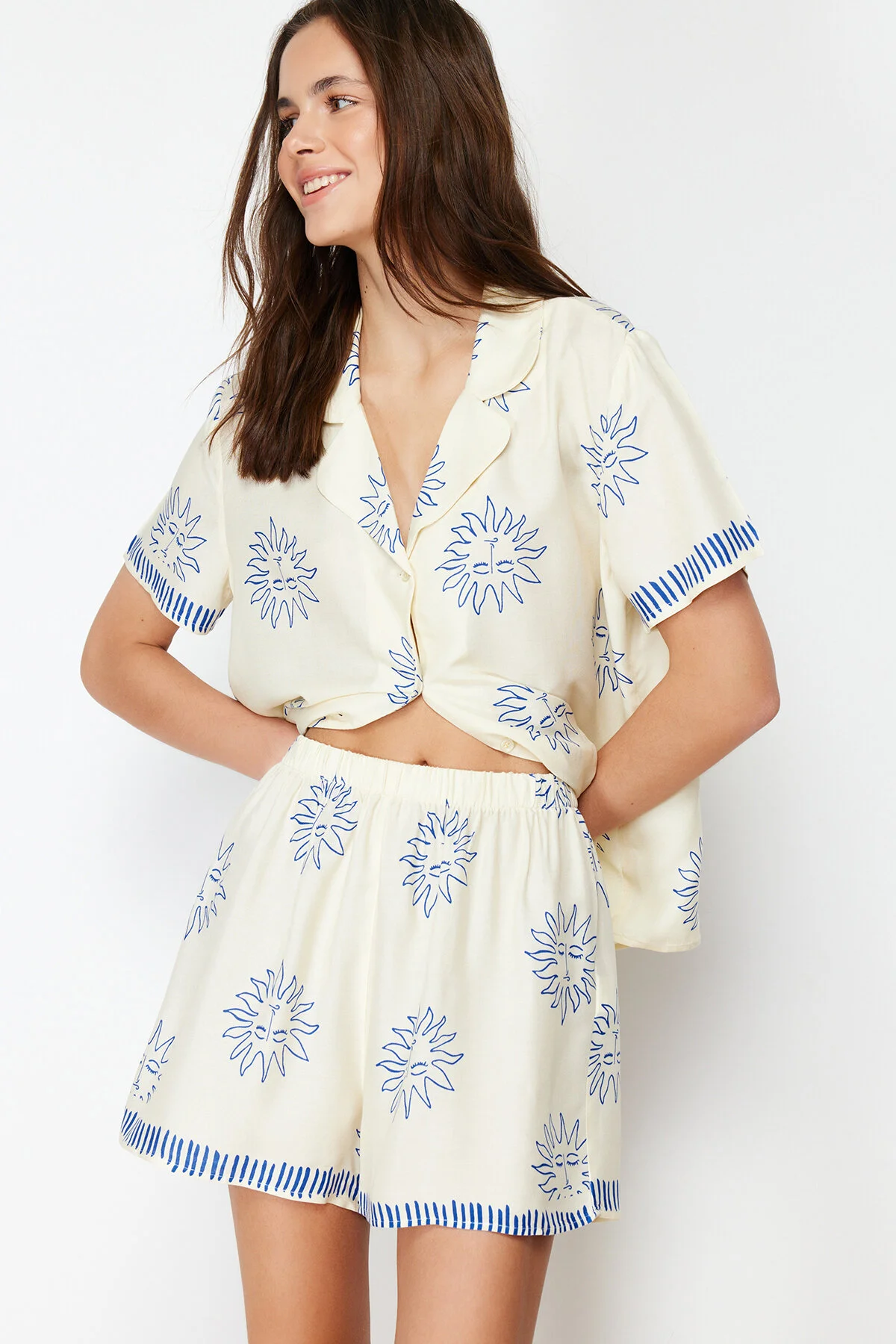 Trendyol Collection  Pyjama-Set aus gewebter Viskose mit Galaxy-Muster in Ecru-Marineblau THMSS24PT00009