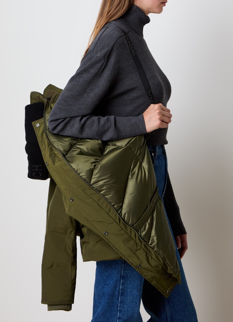 Prošívaná parka Woolrich s péřovou výplní a odnímatelnou kapucí
