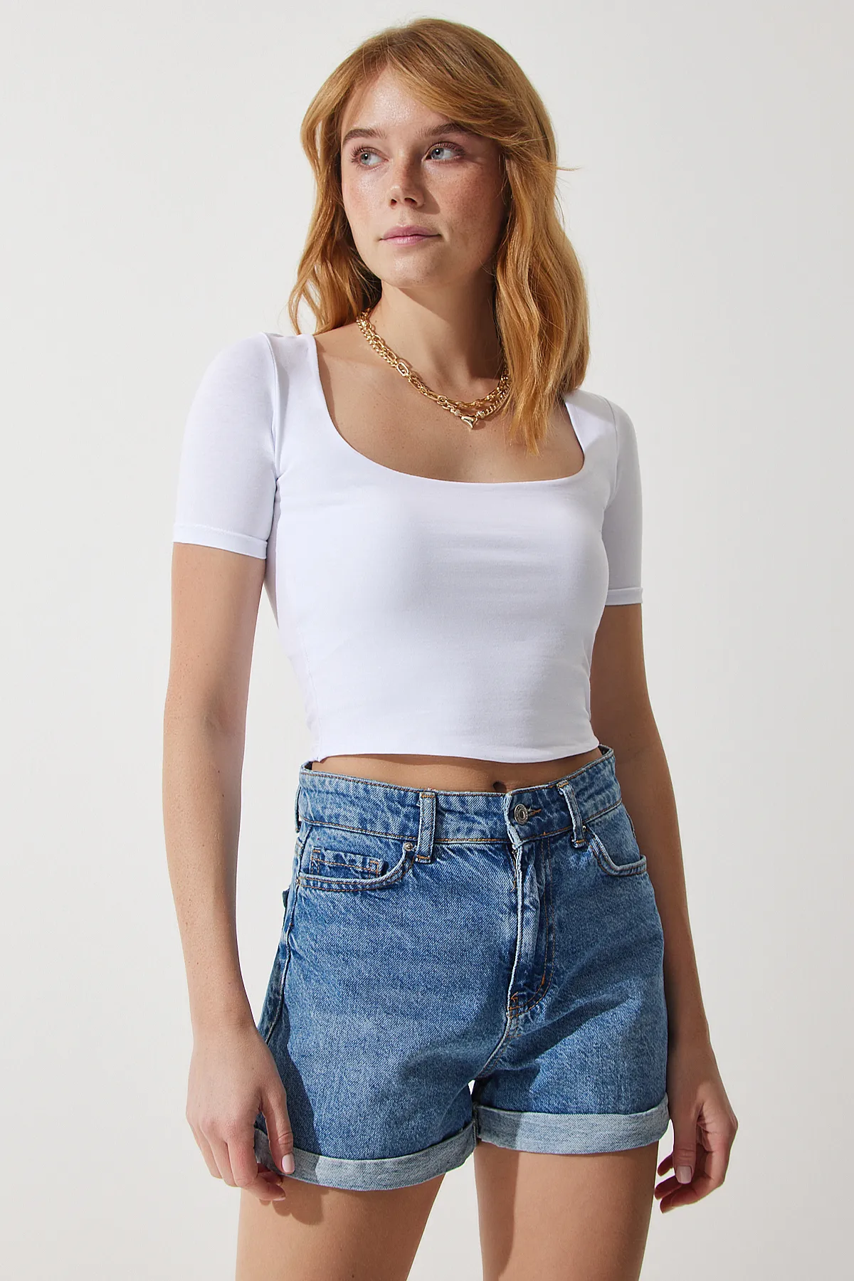 Happiness İstanbul  Kurzes Strick-T-Shirt mit eckigem Kragen für Damen in Weiß AN00170
