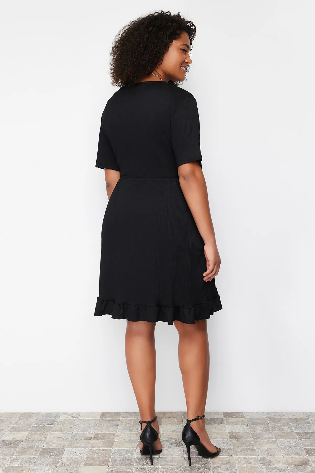 Trendyol Curve  Schwarzes, zweireihiges, mit Volants versehenes Strickkleid. Zweireihiges, mit Volants versehenes Mini-Strickkleid. TBSSS24AH00037