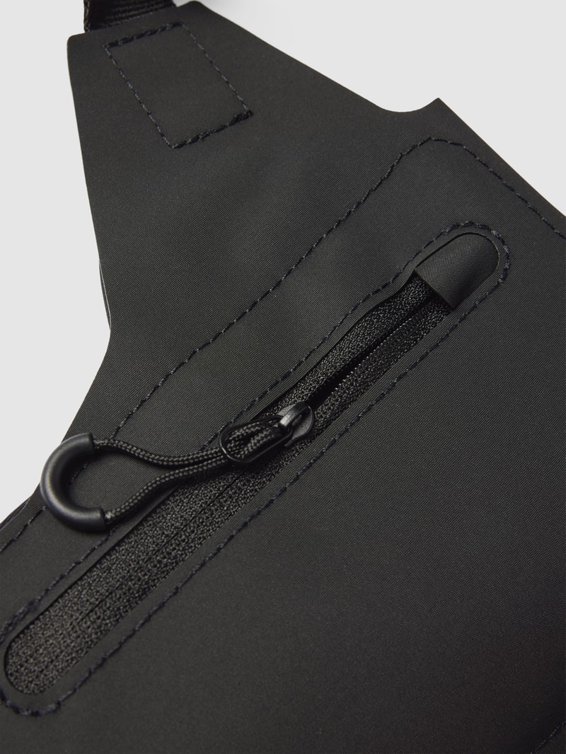 Bauchtasche mit Label-Print in schwarz