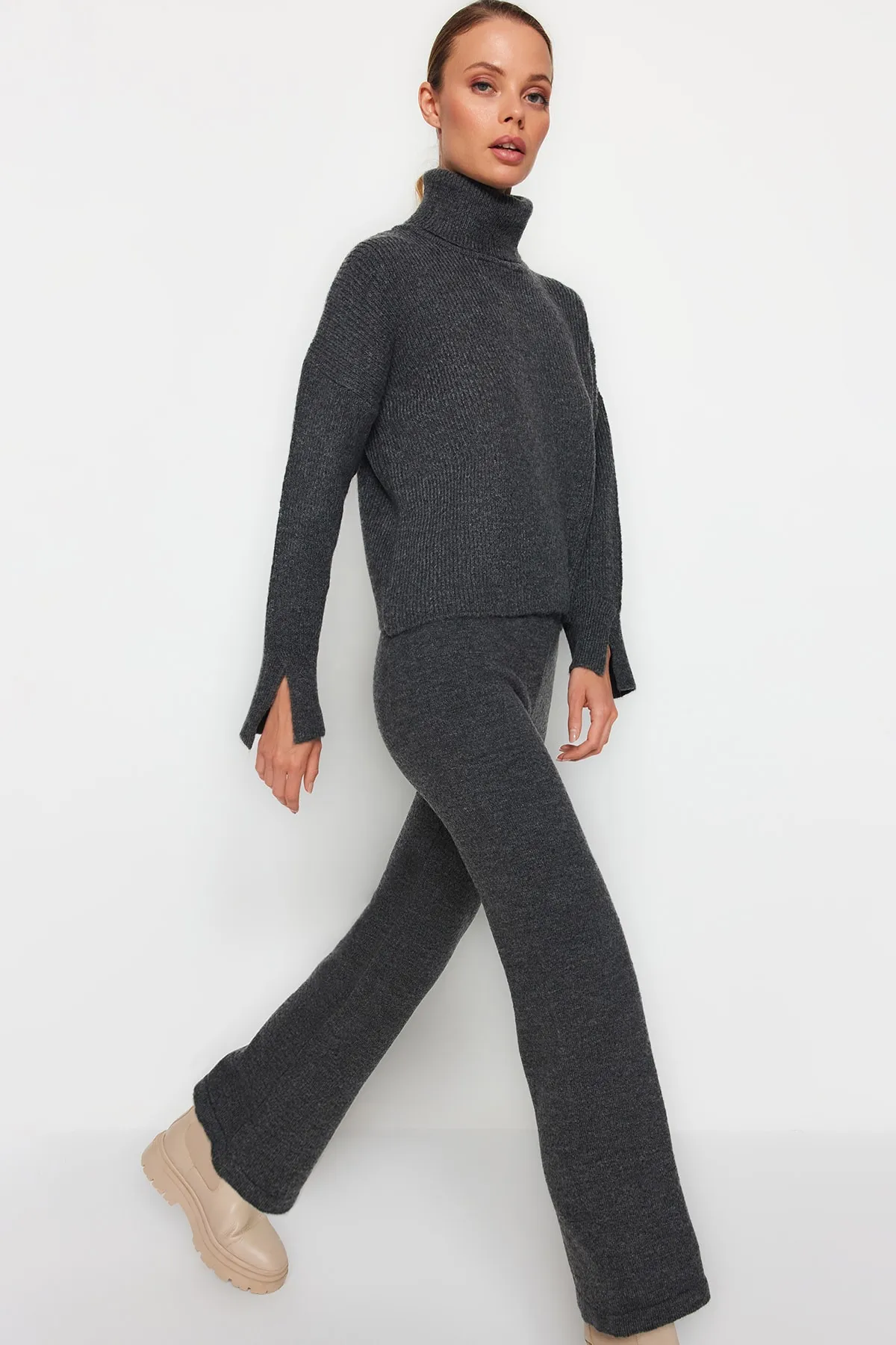 Trendyol Collection  Anthrazitfarbenes, weich strukturiertes Basic-Strickober- und -Unterteil-Set mit Hose TWOAW22AU0312