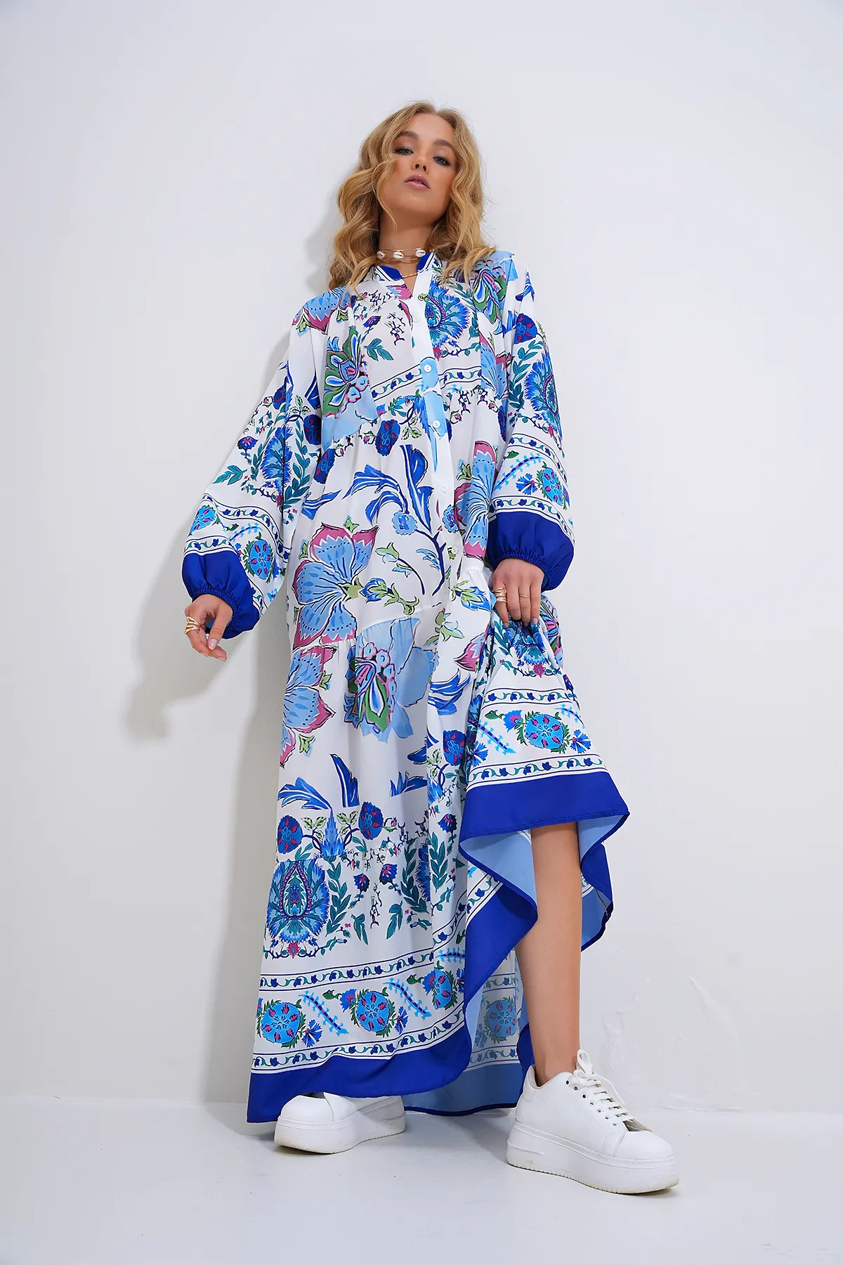 Trend Alaçatı Stili  Weiß-blaues Maxikleid mit hohem Kragen und Schalkragen für Damen, gemustert, ALC-X11593