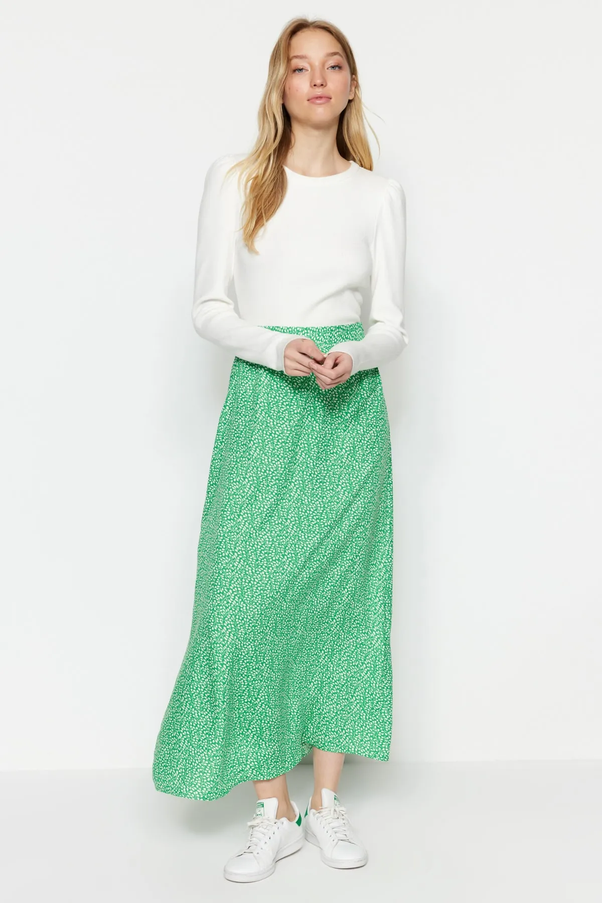 Trendyol Modest  Grüner ausgestellter Rock aus Viskosegewebe mit Blumendruck TCTSS21ET0497