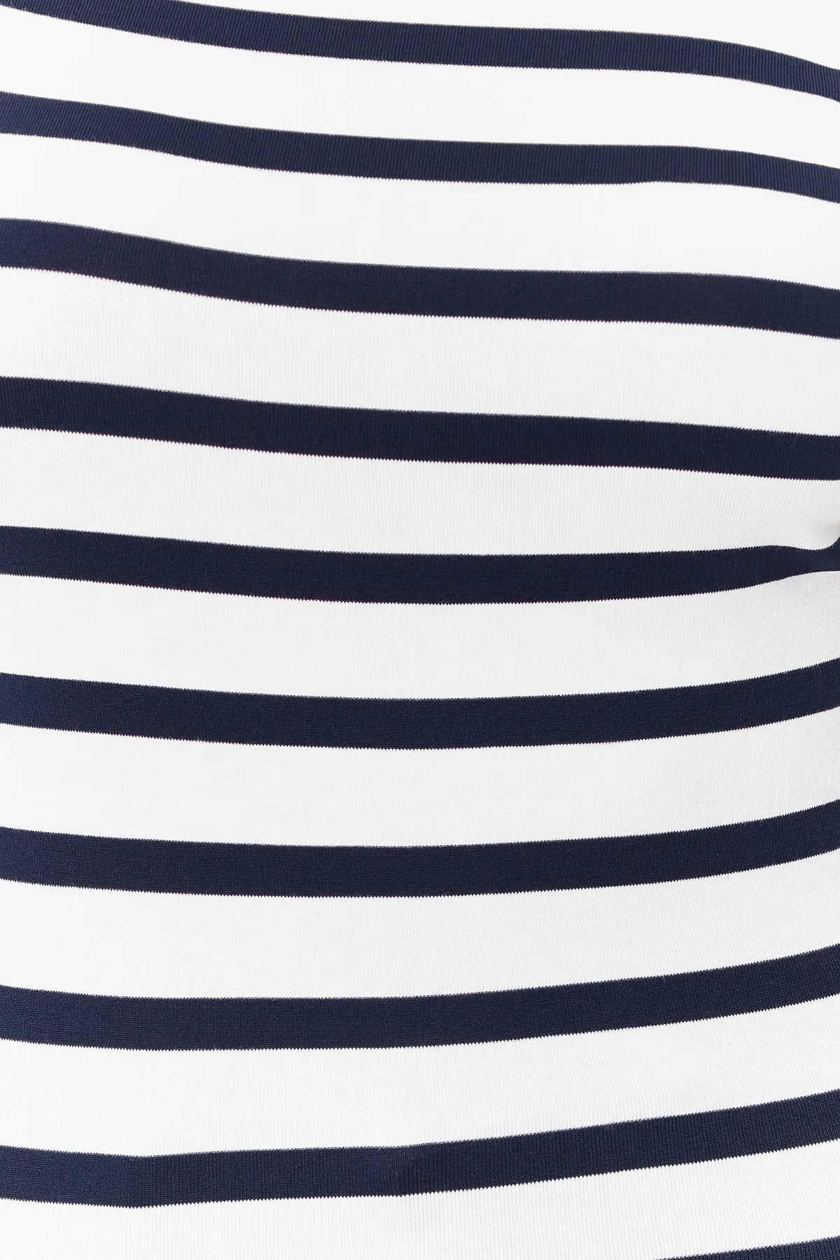 Trendyol Collection  Marineblau gestreifte, taillierte, flexible Strickbluse mit U-Boot-Ausschnitt und viskosem/weichem Stoff TWOSS24BZ00090