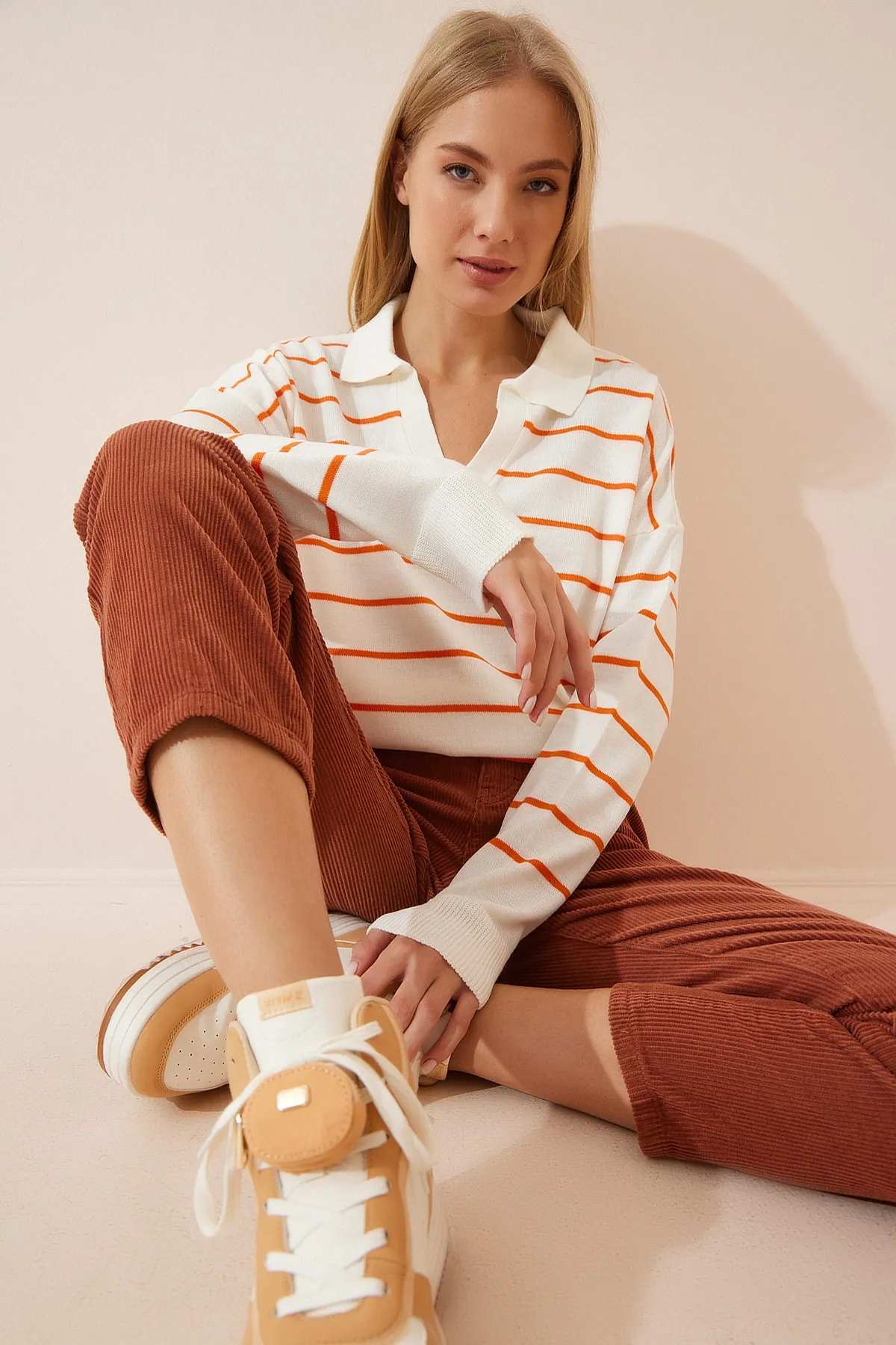 Happiness İstanbul  Orangefarbener, ecrufarbener, gestreifter Polokragen-Strickpullover für Damen BV00012