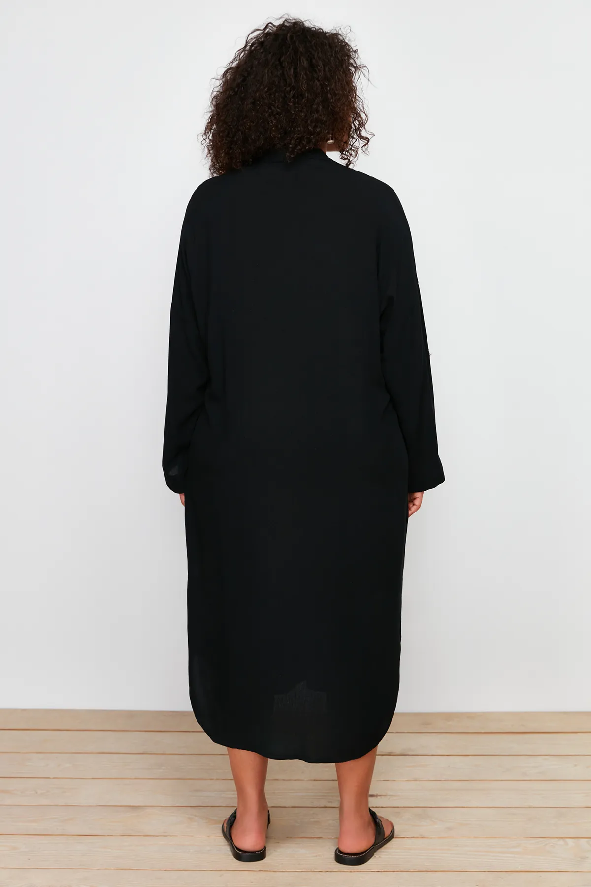 Trendyol Curve  Schwarzes gewebtes Strandkleid TBBSS24AH00132