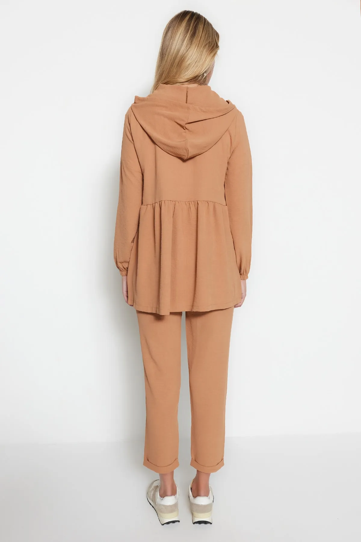 Trendyol Modest  Kamelfarbenes, gewebtes Aerobin-Cardigan-Hosen-Set mit Kapuze und Reißverschluss TCTSS23US00094