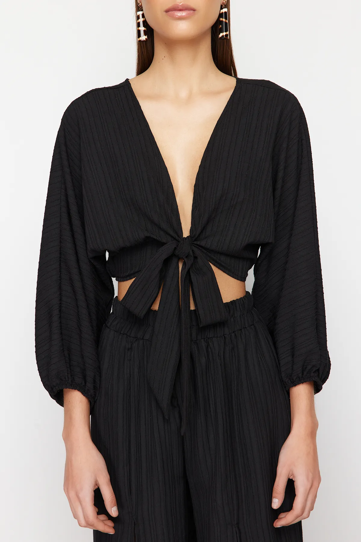 Trendyol Collection  Schwarzes gewebtes Blusen- und Hosenset mit Schlitz TBESS24AU00038