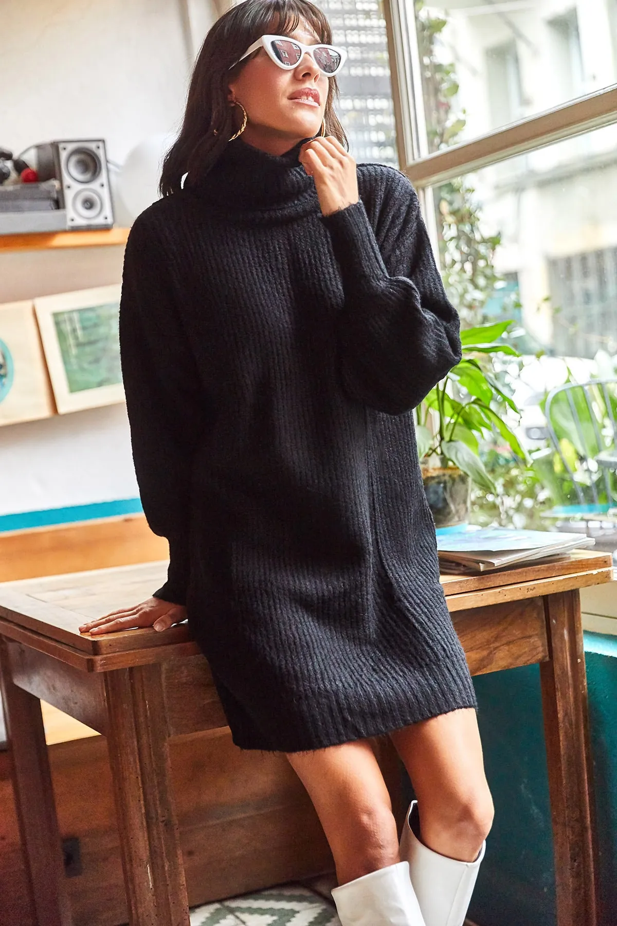 Olalook  Schwarzes Tunika-Kleid aus weichem, strukturiertem Strick mit Rollkragen für Damen