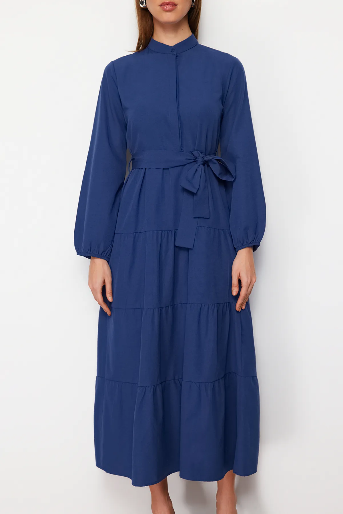 Trendyol Modest  Saks – Gewebtes Kleid mit Gürtel und Chefkragen und Knopfdetail TCTSS21EL3343
