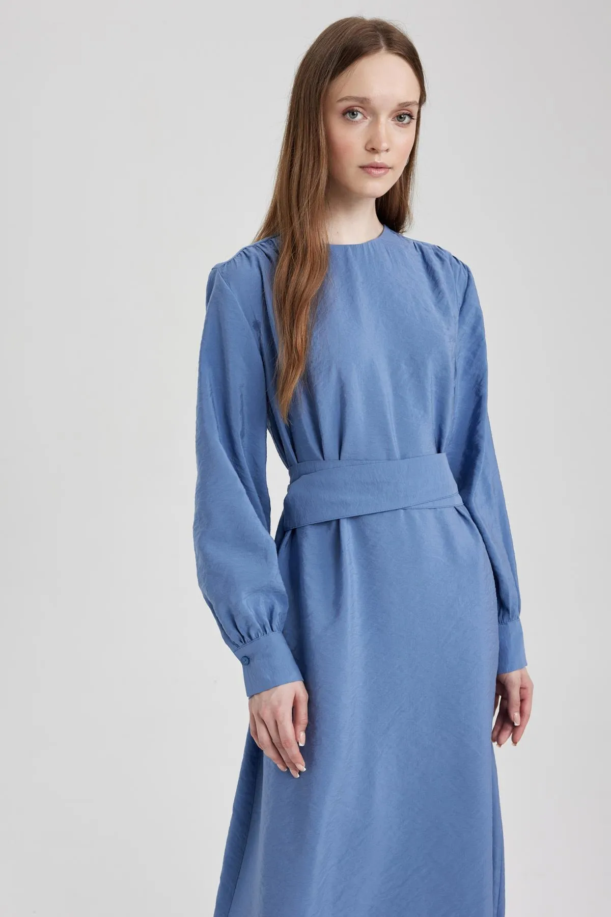 DeFacto  Langärmliges Kleid mit normaler Passform und Rundhalsausschnitt A8904ax23hs