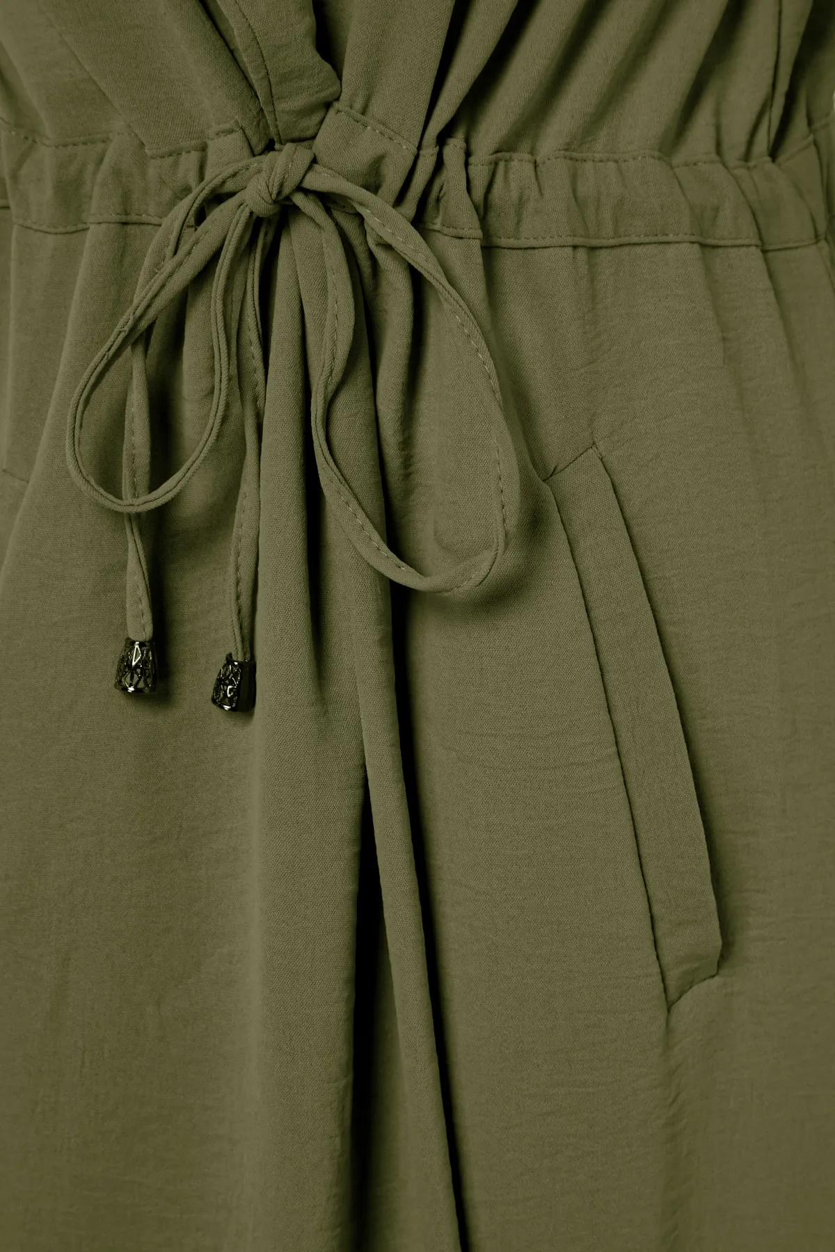Trendyol Modest  Khakifarbene, gewebte Wear-Out-Cap mit Krawattendetails und Ferace TCTSS21CE0400