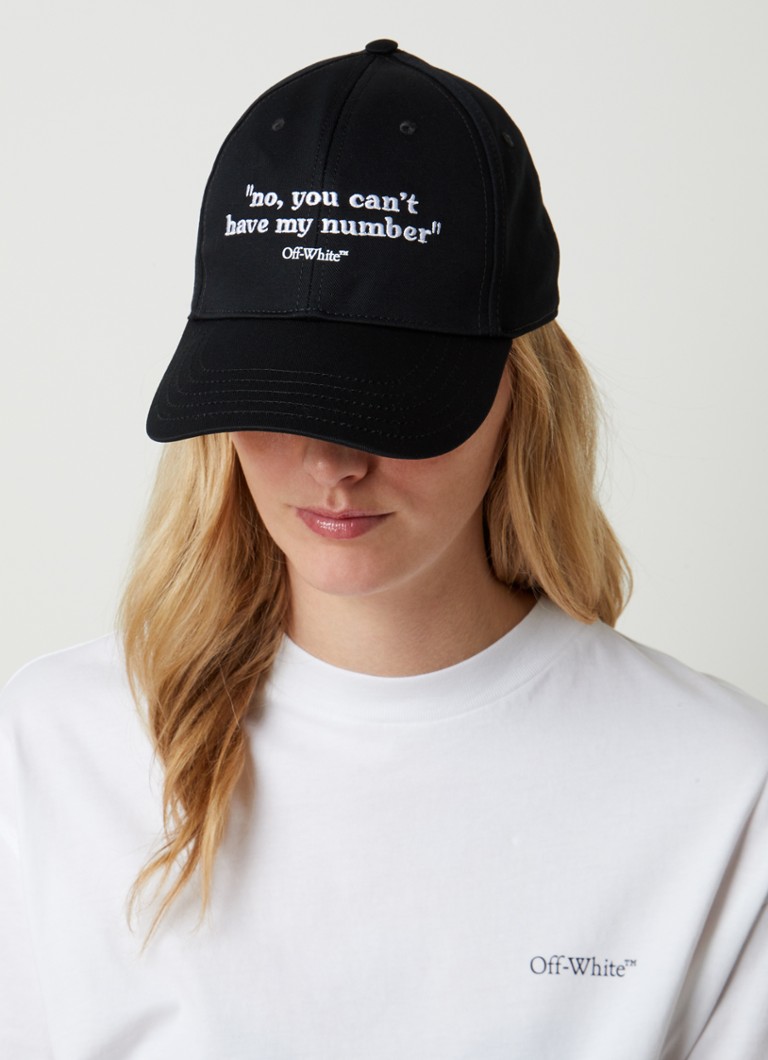 Cappellino Off-White con citazioni ricamate
