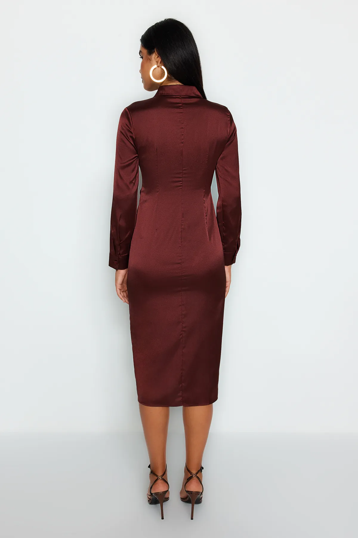 Trendyol Collection  Braunes, figurbetontes Hemdkleid aus gewebtem Satin TWOAW24EL00690