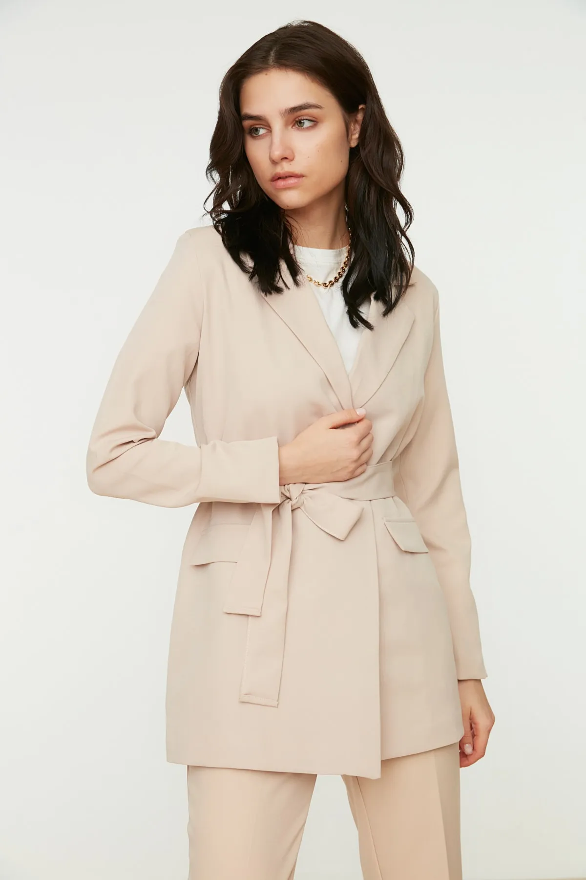 Trendyol Modest  Beigefarbene, gewebte Blazer-Jacke mit Taschendetail und Gürtel TCTAW22CK0031